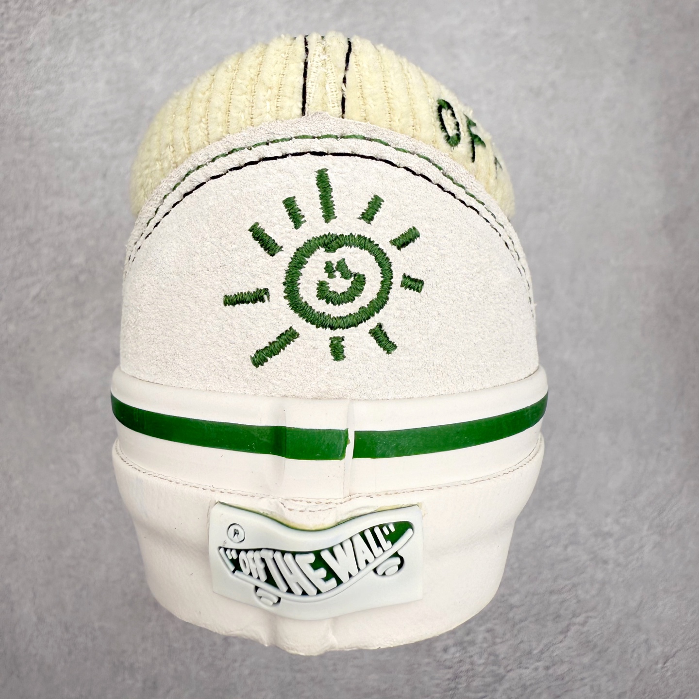 图片[8]-Vans Premium Old Skool 高阶系列 范斯新款 灯芯绒白绿水晶果冻底 鞋款采用米白和草绿色系撞出清新感 灯芯绒鞋面材质 搭配个性串珠挂链和绿色水晶果冻鞋底 玩味十足 整体细节拉满 从鞋型和贴合度方面重塑鞋款 增强复古属性 货号：VN000EGYCRM 尺码：35 36 36.5 37 38 38.5 39 40 40.5 41 42 42.5 43 44-选品中心