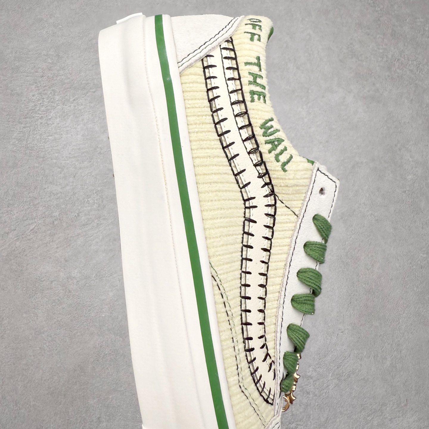 图片[6]-Vans Premium Old Skool 高阶系列 范斯新款 灯芯绒白绿水晶果冻底 鞋款采用米白和草绿色系撞出清新感 灯芯绒鞋面材质 搭配个性串珠挂链和绿色水晶果冻鞋底 玩味十足 整体细节拉满 从鞋型和贴合度方面重塑鞋款 增强复古属性 货号：VN000EGYCRM 尺码：35 36 36.5 37 38 38.5 39 40 40.5 41 42 42.5 43 44-选品中心