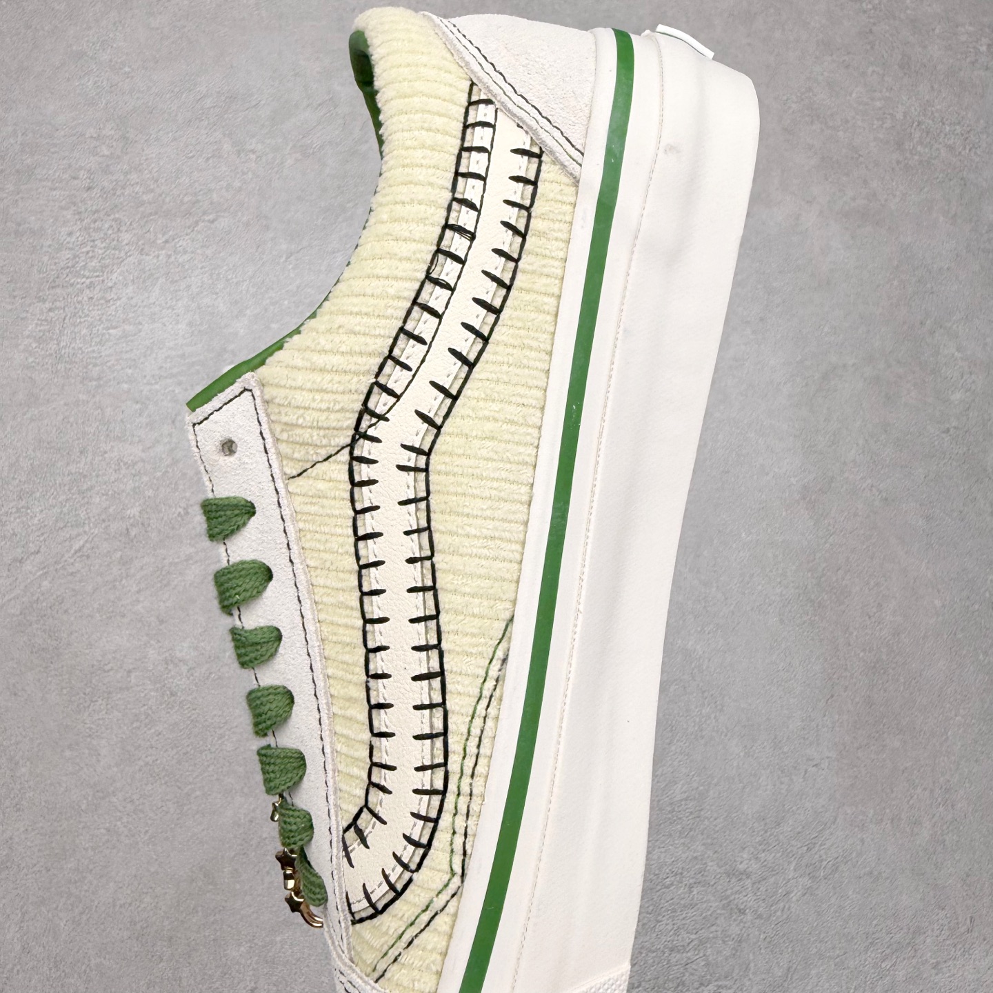 图片[7]-Vans Premium Old Skool 高阶系列 范斯新款 灯芯绒白绿水晶果冻底 鞋款采用米白和草绿色系撞出清新感 灯芯绒鞋面材质 搭配个性串珠挂链和绿色水晶果冻鞋底 玩味十足 整体细节拉满 从鞋型和贴合度方面重塑鞋款 增强复古属性 货号：VN000EGYCRM 尺码：35 36 36.5 37 38 38.5 39 40 40.5 41 42 42.5 43 44-选品中心