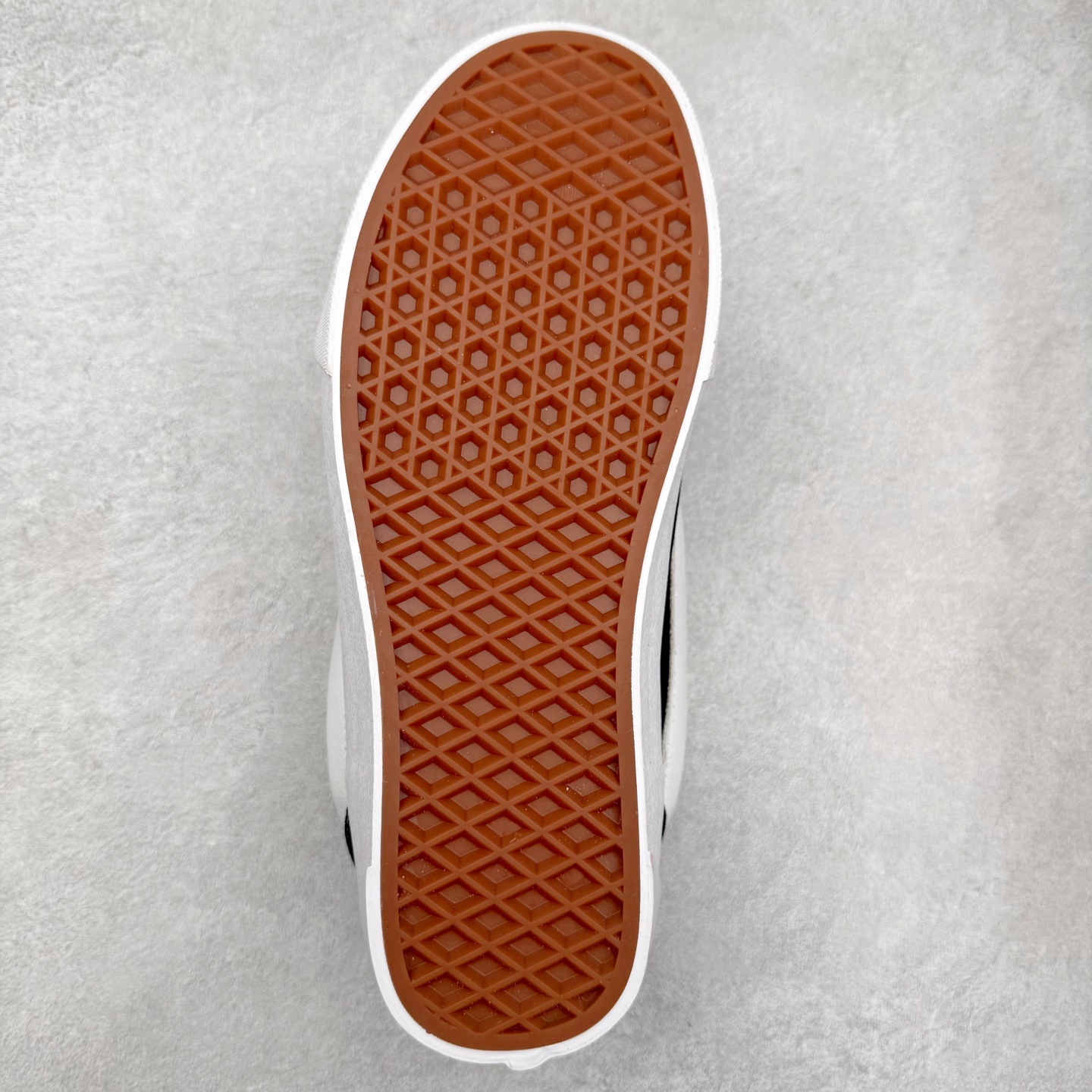 图片[9]-Vans Classics Knu Skool 黑白拼接 字母鞋带 厚鞋舌面包鞋 肥胖版大Logo 原版猪八皮面料 尺码：35 36 36.5 37 38 38.5 39 40 40.5 41 42 42.5 43 44 45 工艺：硫化1：1（重量1：1、真标、原钢印、材质标、鞋型标、合格证）-选品中心