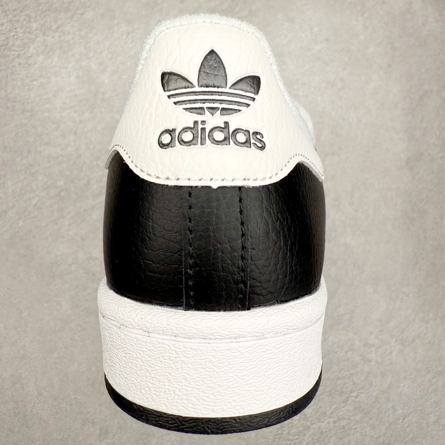 图片[8]-AD Originals Superstar 经典复古贝壳头板鞋 JQ0314 诞生于1969年 是第一双将全皮面鞋 身与橡胶鞋头结合在一起的低帮篮球鞋 Superstar最开始 是作为高帮篮球鞋Pro Model的低帮版本而出现的 但因为其独特和醒目的橡胶鞋头造型而让大家熟知 被大家形象地称为\\\”shelltoe\\\”贝壳头 在70年代的美国职业篮球场上 接近3/4的NBA球员都将这双Superstar作为场上用鞋 80年代之后 经过不断的改良和发展 Superstar逐渐成为横跨时装、音乐、街头文化、休闲和运动等各大领域的时尚潮鞋 尺码：36 36.5 37 38 38.5 39 40 40.5 41 42 42.5 43 44 44.5 45-选品中心