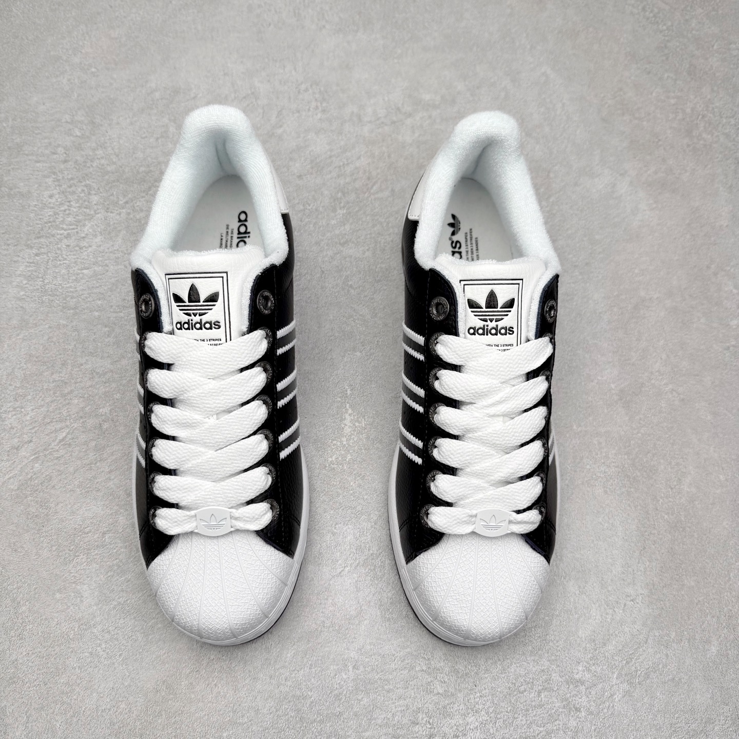 图片[2]-AD Originals Superstar 经典复古贝壳头板鞋 JQ0314 诞生于1969年 是第一双将全皮面鞋 身与橡胶鞋头结合在一起的低帮篮球鞋 Superstar最开始 是作为高帮篮球鞋Pro Model的低帮版本而出现的 但因为其独特和醒目的橡胶鞋头造型而让大家熟知 被大家形象地称为\\\”shelltoe\\\”贝壳头 在70年代的美国职业篮球场上 接近3/4的NBA球员都将这双Superstar作为场上用鞋 80年代之后 经过不断的改良和发展 Superstar逐渐成为横跨时装、音乐、街头文化、休闲和运动等各大领域的时尚潮鞋 尺码：36 36.5 37 38 38.5 39 40 40.5 41 42 42.5 43 44 44.5 45-选品中心