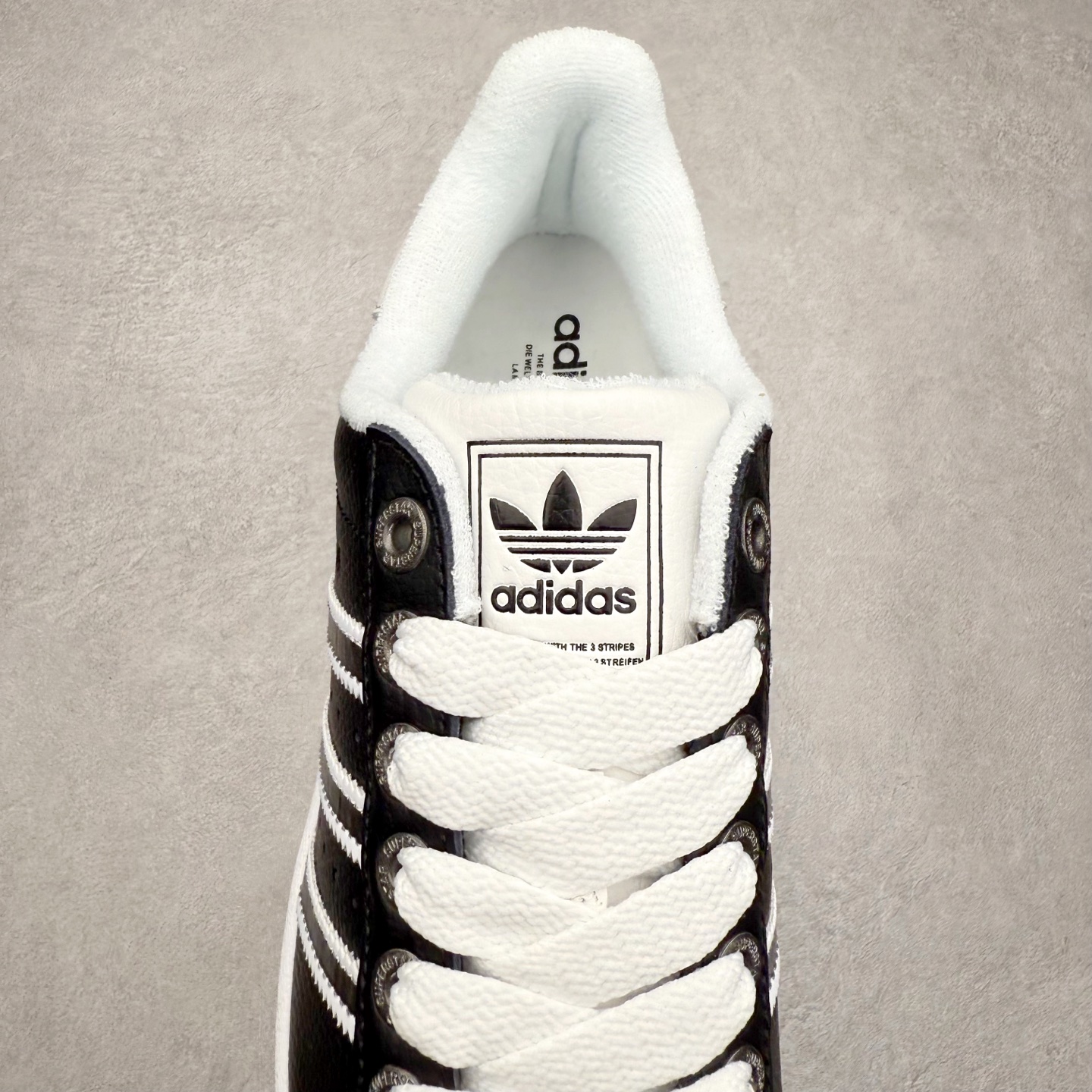 图片[5]-AD Originals Superstar 经典复古贝壳头板鞋 JQ0314 诞生于1969年 是第一双将全皮面鞋 身与橡胶鞋头结合在一起的低帮篮球鞋 Superstar最开始 是作为高帮篮球鞋Pro Model的低帮版本而出现的 但因为其独特和醒目的橡胶鞋头造型而让大家熟知 被大家形象地称为\\\”shelltoe\\\”贝壳头 在70年代的美国职业篮球场上 接近3/4的NBA球员都将这双Superstar作为场上用鞋 80年代之后 经过不断的改良和发展 Superstar逐渐成为横跨时装、音乐、街头文化、休闲和运动等各大领域的时尚潮鞋 尺码：36 36.5 37 38 38.5 39 40 40.5 41 42 42.5 43 44 44.5 45-选品中心