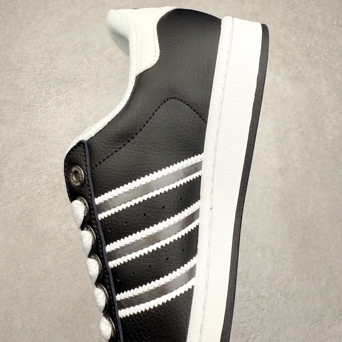 图片[7]-AD Originals Superstar 经典复古贝壳头板鞋 JQ0314 诞生于1969年 是第一双将全皮面鞋 身与橡胶鞋头结合在一起的低帮篮球鞋 Superstar最开始 是作为高帮篮球鞋Pro Model的低帮版本而出现的 但因为其独特和醒目的橡胶鞋头造型而让大家熟知 被大家形象地称为\\\”shelltoe\\\”贝壳头 在70年代的美国职业篮球场上 接近3/4的NBA球员都将这双Superstar作为场上用鞋 80年代之后 经过不断的改良和发展 Superstar逐渐成为横跨时装、音乐、街头文化、休闲和运动等各大领域的时尚潮鞋 尺码：36 36.5 37 38 38.5 39 40 40.5 41 42 42.5 43 44 44.5 45-选品中心