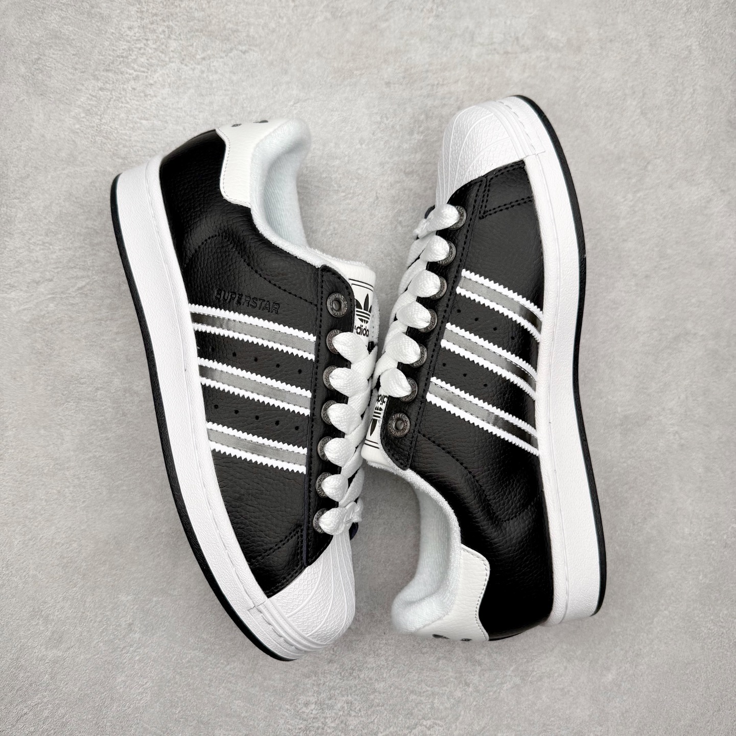 图片[3]-AD Originals Superstar 经典复古贝壳头板鞋 JQ0314 诞生于1969年 是第一双将全皮面鞋 身与橡胶鞋头结合在一起的低帮篮球鞋 Superstar最开始 是作为高帮篮球鞋Pro Model的低帮版本而出现的 但因为其独特和醒目的橡胶鞋头造型而让大家熟知 被大家形象地称为\\\”shelltoe\\\”贝壳头 在70年代的美国职业篮球场上 接近3/4的NBA球员都将这双Superstar作为场上用鞋 80年代之后 经过不断的改良和发展 Superstar逐渐成为横跨时装、音乐、街头文化、休闲和运动等各大领域的时尚潮鞋 尺码：36 36.5 37 38 38.5 39 40 40.5 41 42 42.5 43 44 44.5 45-选品中心