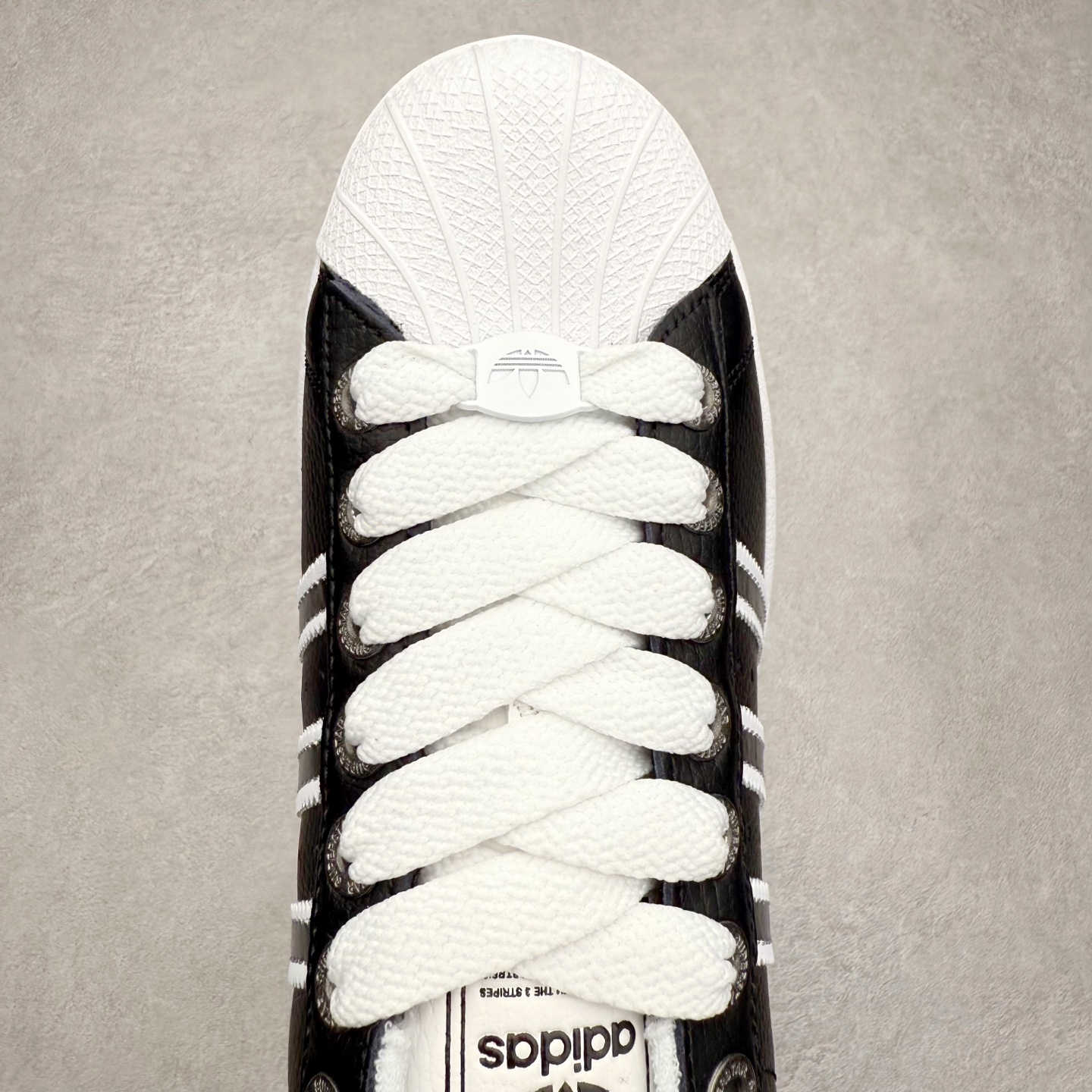 图片[4]-AD Originals Superstar 经典复古贝壳头板鞋 JQ0314 诞生于1969年 是第一双将全皮面鞋 身与橡胶鞋头结合在一起的低帮篮球鞋 Superstar最开始 是作为高帮篮球鞋Pro Model的低帮版本而出现的 但因为其独特和醒目的橡胶鞋头造型而让大家熟知 被大家形象地称为\\\”shelltoe\\\”贝壳头 在70年代的美国职业篮球场上 接近3/4的NBA球员都将这双Superstar作为场上用鞋 80年代之后 经过不断的改良和发展 Superstar逐渐成为横跨时装、音乐、街头文化、休闲和运动等各大领域的时尚潮鞋 尺码：36 36.5 37 38 38.5 39 40 40.5 41 42 42.5 43 44 44.5 45-选品中心