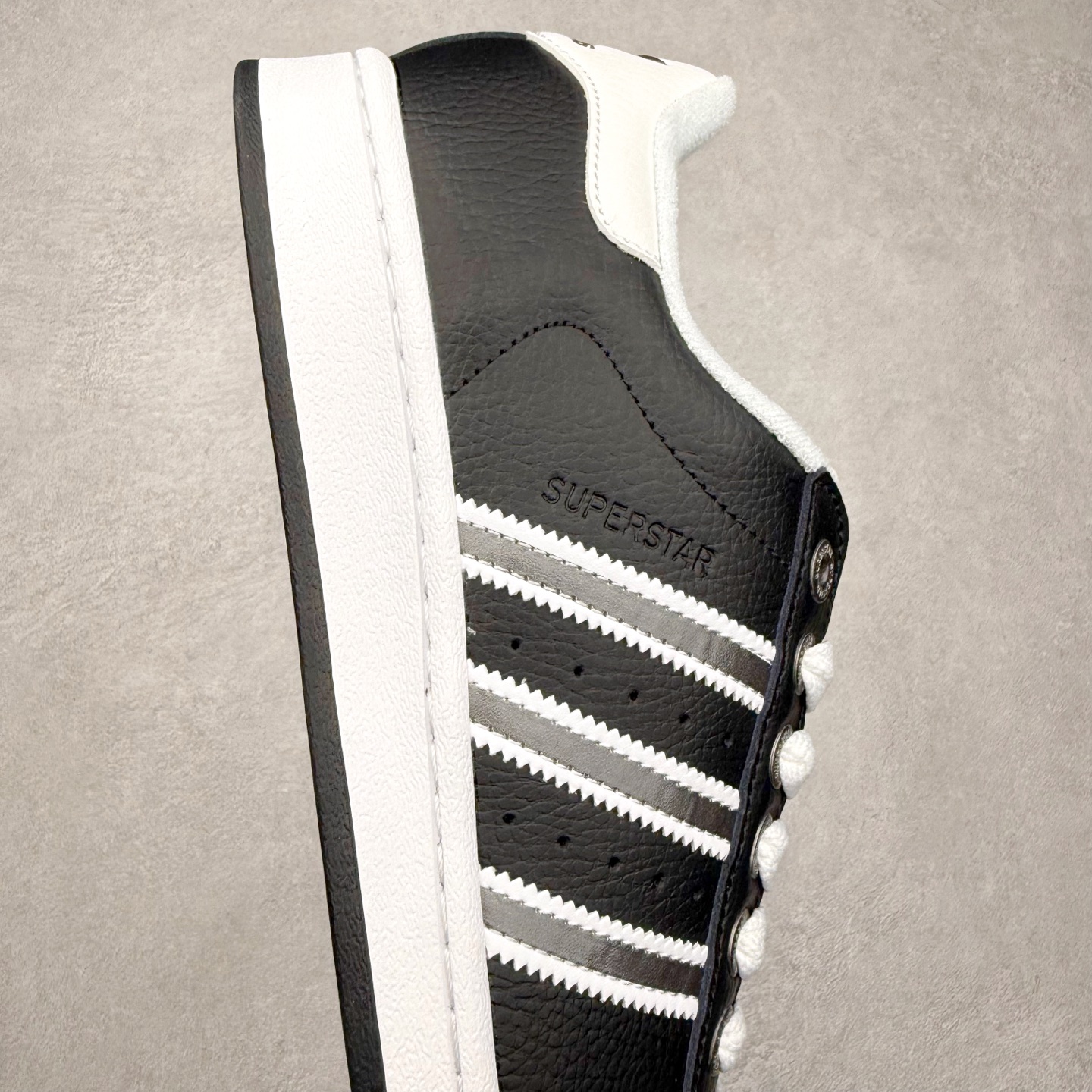 图片[6]-AD Originals Superstar 经典复古贝壳头板鞋 JQ0314 诞生于1969年 是第一双将全皮面鞋 身与橡胶鞋头结合在一起的低帮篮球鞋 Superstar最开始 是作为高帮篮球鞋Pro Model的低帮版本而出现的 但因为其独特和醒目的橡胶鞋头造型而让大家熟知 被大家形象地称为\\\”shelltoe\\\”贝壳头 在70年代的美国职业篮球场上 接近3/4的NBA球员都将这双Superstar作为场上用鞋 80年代之后 经过不断的改良和发展 Superstar逐渐成为横跨时装、音乐、街头文化、休闲和运动等各大领域的时尚潮鞋 尺码：36 36.5 37 38 38.5 39 40 40.5 41 42 42.5 43 44 44.5 45-选品中心