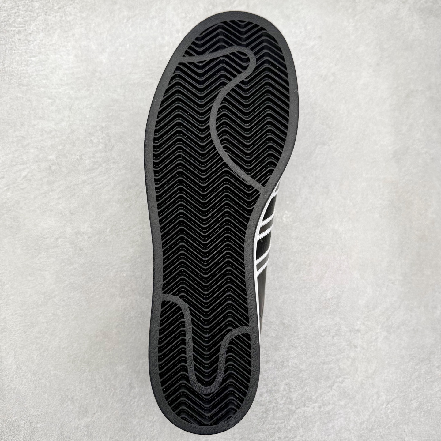 图片[9]-AD Originals Superstar 经典复古贝壳头板鞋 JQ0314 诞生于1969年 是第一双将全皮面鞋 身与橡胶鞋头结合在一起的低帮篮球鞋 Superstar最开始 是作为高帮篮球鞋Pro Model的低帮版本而出现的 但因为其独特和醒目的橡胶鞋头造型而让大家熟知 被大家形象地称为\\\”shelltoe\\\”贝壳头 在70年代的美国职业篮球场上 接近3/4的NBA球员都将这双Superstar作为场上用鞋 80年代之后 经过不断的改良和发展 Superstar逐渐成为横跨时装、音乐、街头文化、休闲和运动等各大领域的时尚潮鞋 尺码：36 36.5 37 38 38.5 39 40 40.5 41 42 42.5 43 44 44.5 45-选品中心