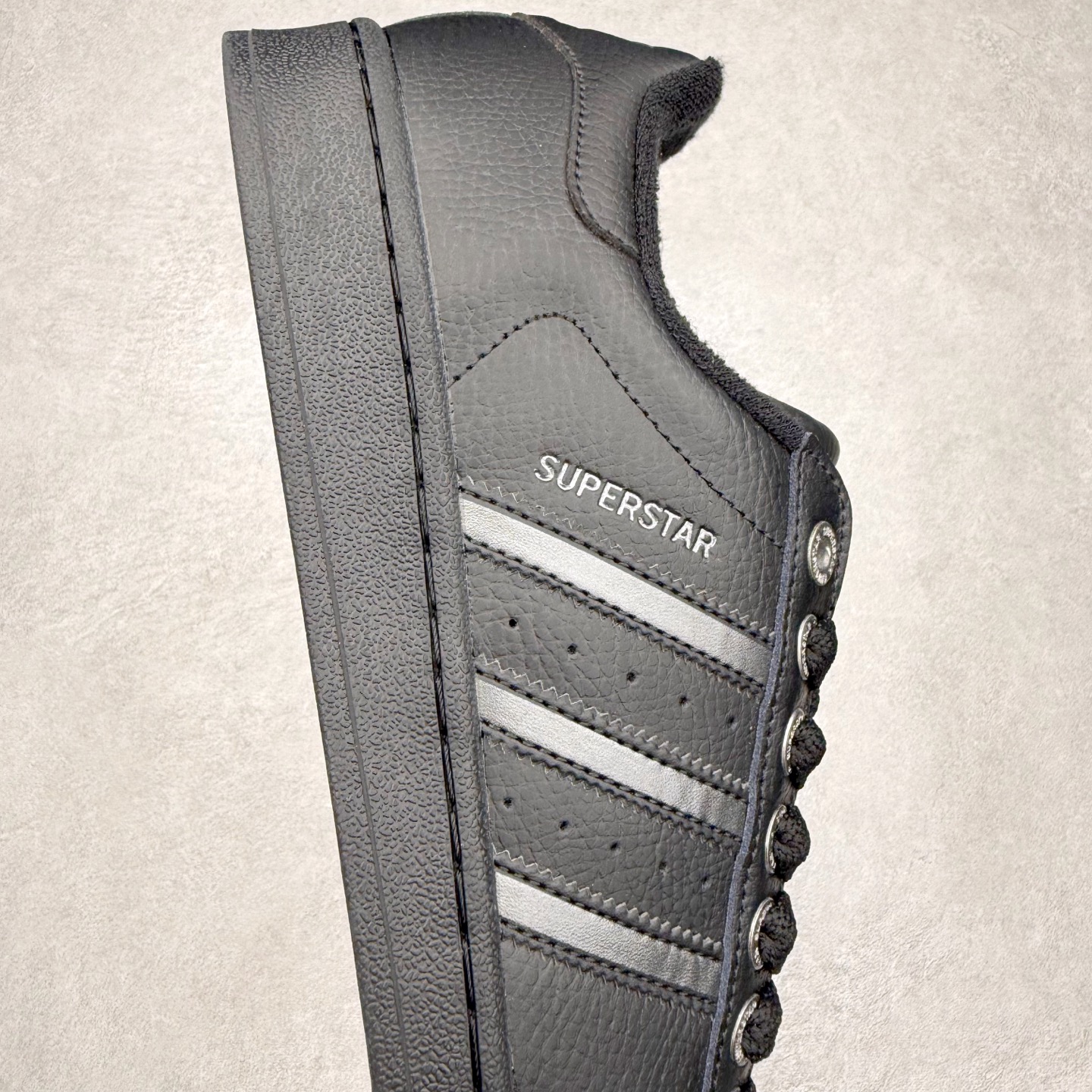 图片[6]-AD Originals Superstar 经典复古贝壳头板鞋 JQ3914 诞生于1969年 是第一双将全皮面鞋 身与橡胶鞋头结合在一起的低帮篮球鞋 Superstar最开始 是作为高帮篮球鞋Pro Model的低帮版本而出现的 但因为其独特和醒目的橡胶鞋头造型而让大家熟知 被大家形象地称为\\\”shelltoe\\\”贝壳头 在70年代的美国职业篮球场上 接近3/4的NBA球员都将这双Superstar作为场上用鞋 80年代之后 经过不断的改良和发展 Superstar逐渐成为横跨时装、音乐、街头文化、休闲和运动等各大领域的时尚潮鞋 尺码：36 36.5 37 38 38.5 39 40 40.5 41 42 42.5 43 44 44.5 45-选品中心