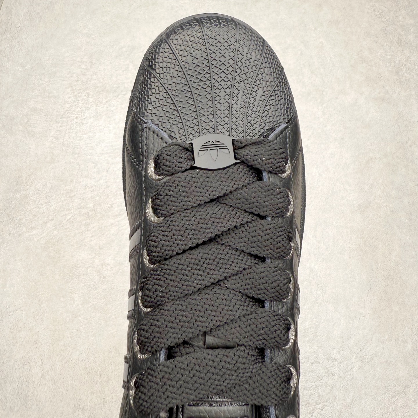 图片[4]-AD Originals Superstar 经典复古贝壳头板鞋 JQ3914 诞生于1969年 是第一双将全皮面鞋 身与橡胶鞋头结合在一起的低帮篮球鞋 Superstar最开始 是作为高帮篮球鞋Pro Model的低帮版本而出现的 但因为其独特和醒目的橡胶鞋头造型而让大家熟知 被大家形象地称为\\\”shelltoe\\\”贝壳头 在70年代的美国职业篮球场上 接近3/4的NBA球员都将这双Superstar作为场上用鞋 80年代之后 经过不断的改良和发展 Superstar逐渐成为横跨时装、音乐、街头文化、休闲和运动等各大领域的时尚潮鞋 尺码：36 36.5 37 38 38.5 39 40 40.5 41 42 42.5 43 44 44.5 45-选品中心