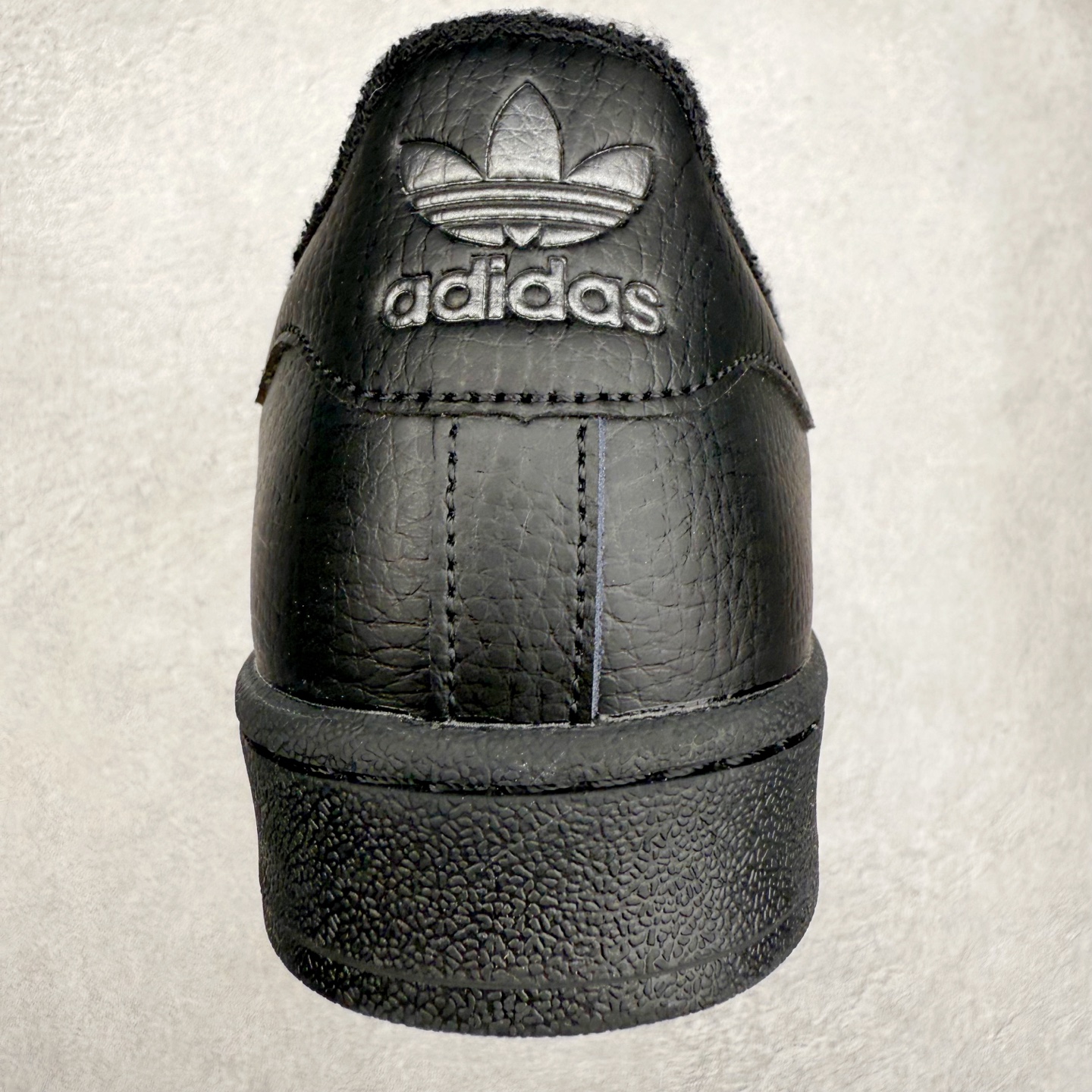 图片[8]-AD Originals Superstar 经典复古贝壳头板鞋 JQ3914 诞生于1969年 是第一双将全皮面鞋 身与橡胶鞋头结合在一起的低帮篮球鞋 Superstar最开始 是作为高帮篮球鞋Pro Model的低帮版本而出现的 但因为其独特和醒目的橡胶鞋头造型而让大家熟知 被大家形象地称为\\\”shelltoe\\\”贝壳头 在70年代的美国职业篮球场上 接近3/4的NBA球员都将这双Superstar作为场上用鞋 80年代之后 经过不断的改良和发展 Superstar逐渐成为横跨时装、音乐、街头文化、休闲和运动等各大领域的时尚潮鞋 尺码：36 36.5 37 38 38.5 39 40 40.5 41 42 42.5 43 44 44.5 45-选品中心