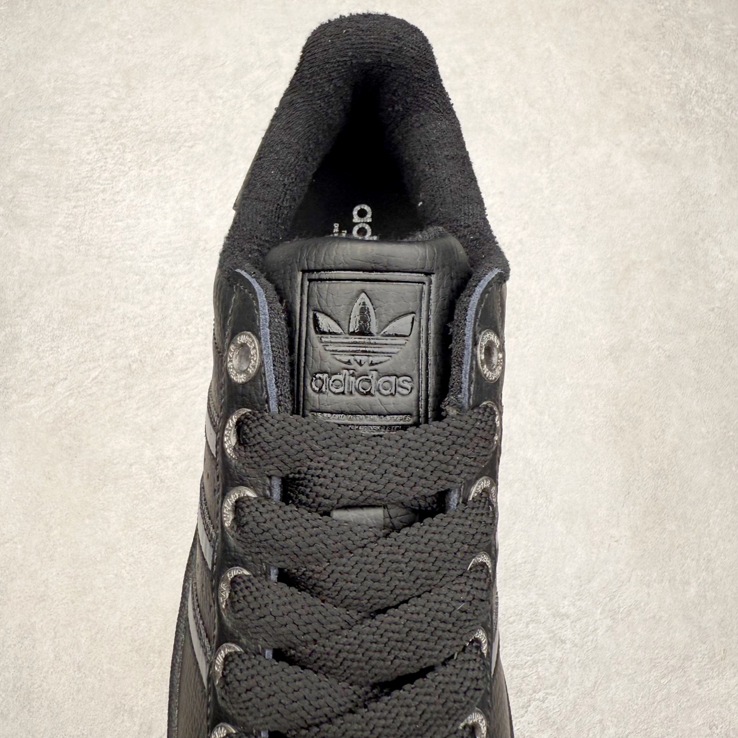 图片[5]-AD Originals Superstar 经典复古贝壳头板鞋 JQ3914 诞生于1969年 是第一双将全皮面鞋 身与橡胶鞋头结合在一起的低帮篮球鞋 Superstar最开始 是作为高帮篮球鞋Pro Model的低帮版本而出现的 但因为其独特和醒目的橡胶鞋头造型而让大家熟知 被大家形象地称为\\\”shelltoe\\\”贝壳头 在70年代的美国职业篮球场上 接近3/4的NBA球员都将这双Superstar作为场上用鞋 80年代之后 经过不断的改良和发展 Superstar逐渐成为横跨时装、音乐、街头文化、休闲和运动等各大领域的时尚潮鞋 尺码：36 36.5 37 38 38.5 39 40 40.5 41 42 42.5 43 44 44.5 45-选品中心