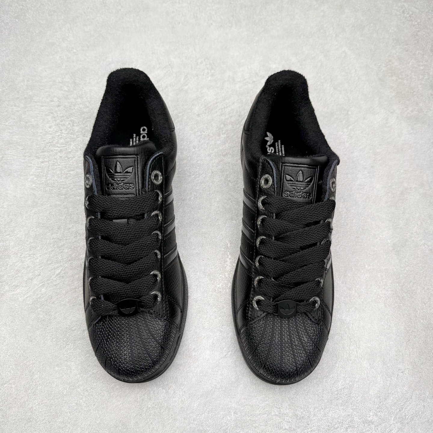 图片[2]-AD Originals Superstar 经典复古贝壳头板鞋 JQ3914 诞生于1969年 是第一双将全皮面鞋 身与橡胶鞋头结合在一起的低帮篮球鞋 Superstar最开始 是作为高帮篮球鞋Pro Model的低帮版本而出现的 但因为其独特和醒目的橡胶鞋头造型而让大家熟知 被大家形象地称为\\\”shelltoe\\\”贝壳头 在70年代的美国职业篮球场上 接近3/4的NBA球员都将这双Superstar作为场上用鞋 80年代之后 经过不断的改良和发展 Superstar逐渐成为横跨时装、音乐、街头文化、休闲和运动等各大领域的时尚潮鞋 尺码：36 36.5 37 38 38.5 39 40 40.5 41 42 42.5 43 44 44.5 45-选品中心