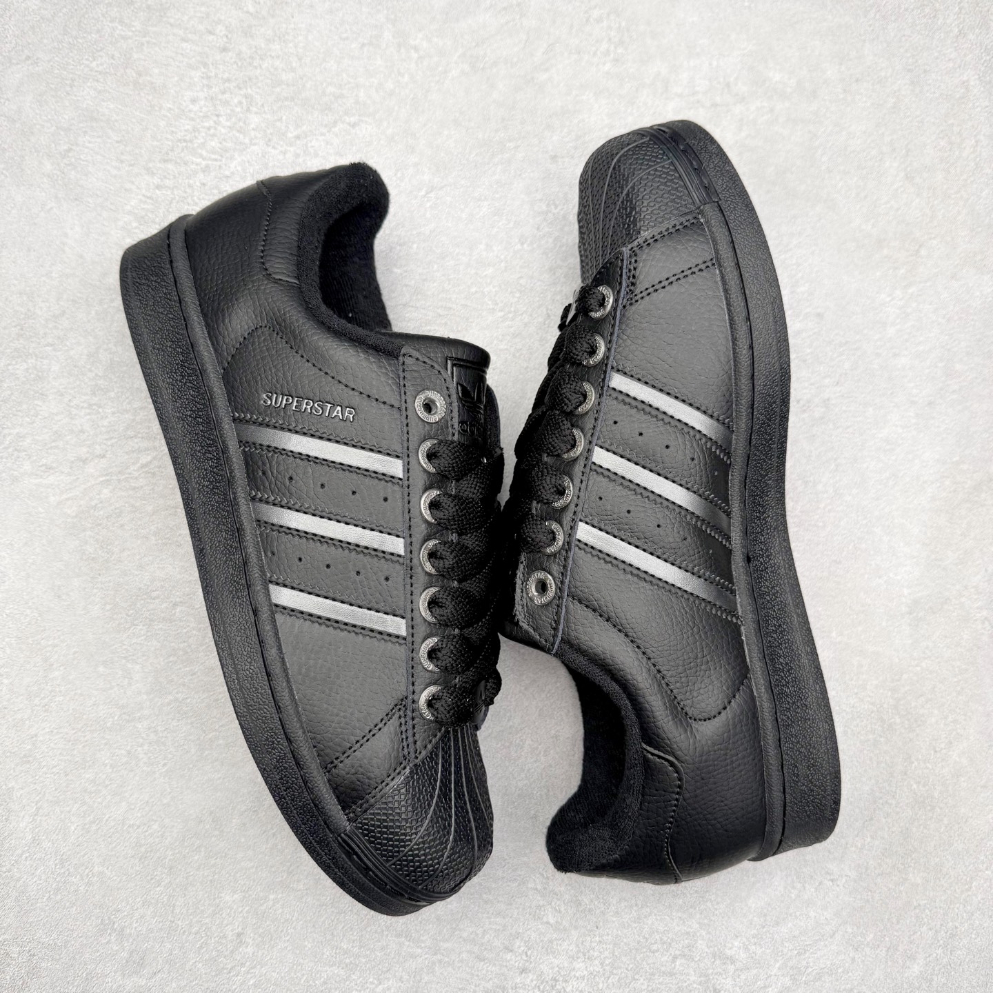 图片[3]-AD Originals Superstar 经典复古贝壳头板鞋 JQ3914 诞生于1969年 是第一双将全皮面鞋 身与橡胶鞋头结合在一起的低帮篮球鞋 Superstar最开始 是作为高帮篮球鞋Pro Model的低帮版本而出现的 但因为其独特和醒目的橡胶鞋头造型而让大家熟知 被大家形象地称为\\\”shelltoe\\\”贝壳头 在70年代的美国职业篮球场上 接近3/4的NBA球员都将这双Superstar作为场上用鞋 80年代之后 经过不断的改良和发展 Superstar逐渐成为横跨时装、音乐、街头文化、休闲和运动等各大领域的时尚潮鞋 尺码：36 36.5 37 38 38.5 39 40 40.5 41 42 42.5 43 44 44.5 45-选品中心