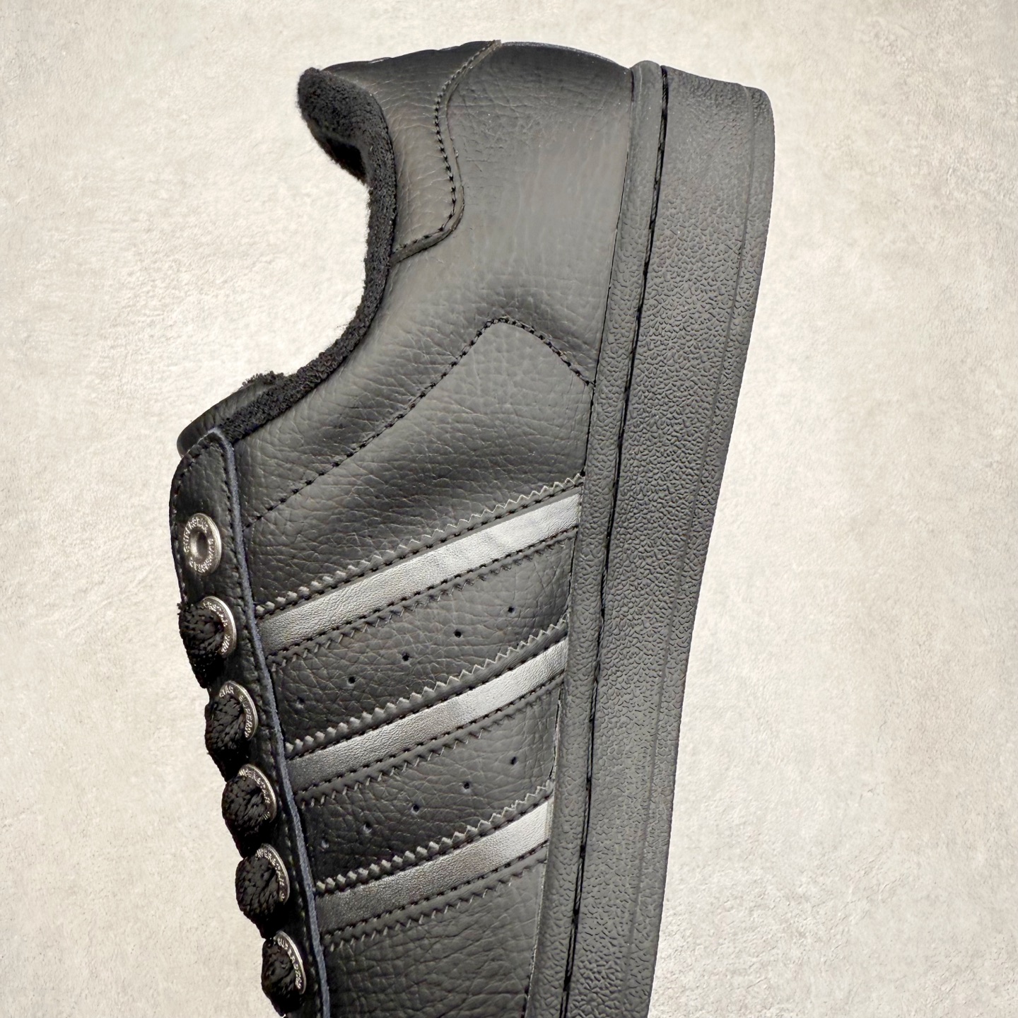 图片[7]-AD Originals Superstar 经典复古贝壳头板鞋 JQ3914 诞生于1969年 是第一双将全皮面鞋 身与橡胶鞋头结合在一起的低帮篮球鞋 Superstar最开始 是作为高帮篮球鞋Pro Model的低帮版本而出现的 但因为其独特和醒目的橡胶鞋头造型而让大家熟知 被大家形象地称为\\\”shelltoe\\\”贝壳头 在70年代的美国职业篮球场上 接近3/4的NBA球员都将这双Superstar作为场上用鞋 80年代之后 经过不断的改良和发展 Superstar逐渐成为横跨时装、音乐、街头文化、休闲和运动等各大领域的时尚潮鞋 尺码：36 36.5 37 38 38.5 39 40 40.5 41 42 42.5 43 44 44.5 45-选品中心