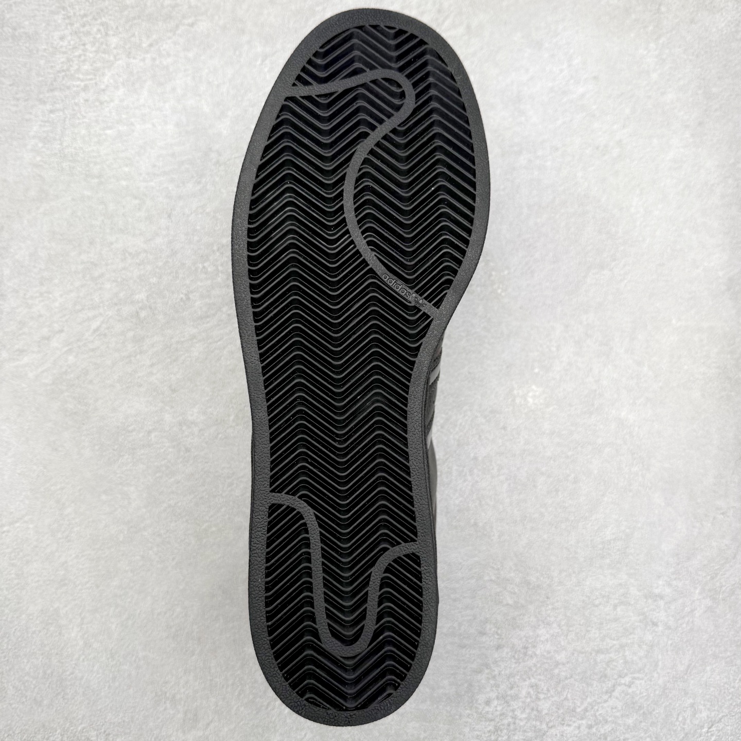 图片[9]-AD Originals Superstar 经典复古贝壳头板鞋 JQ3914 诞生于1969年 是第一双将全皮面鞋 身与橡胶鞋头结合在一起的低帮篮球鞋 Superstar最开始 是作为高帮篮球鞋Pro Model的低帮版本而出现的 但因为其独特和醒目的橡胶鞋头造型而让大家熟知 被大家形象地称为\\\”shelltoe\\\”贝壳头 在70年代的美国职业篮球场上 接近3/4的NBA球员都将这双Superstar作为场上用鞋 80年代之后 经过不断的改良和发展 Superstar逐渐成为横跨时装、音乐、街头文化、休闲和运动等各大领域的时尚潮鞋 尺码：36 36.5 37 38 38.5 39 40 40.5 41 42 42.5 43 44 44.5 45-选品中心