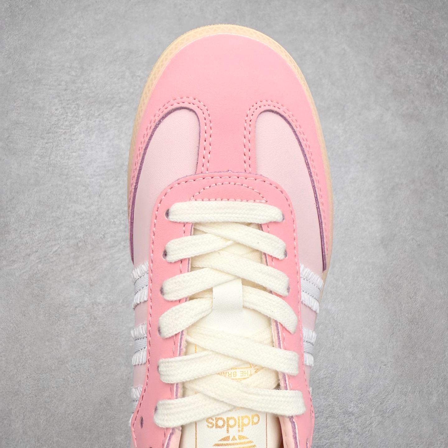 图片[4]-AD Original Samba OG 复古经典轻便板鞋 JR8830 口碑大厂出品 品控大底版型不断改良更新 全套原纸板楦头开发 确保原汁原味 完美呈现桑巴版型 一比一鞋头弧度高度鞋身弧度 此版本只针对中端市场 皮料材质有所更替 其他数据细节工艺流程均保持一致 绝不口嗨 细节品控鞋型随意对比 正确烫金高频细节 原装纳米超迁皮料 独家私模橡胶大底 原盒原配 这款桑巴鞋展示了高质量的工艺 带有装饰的超锁缝制和无缝的手感 柔软、柔软的皮革造型和标志性的3条纹完成了精致的外观 正规合身鞋带 鞋面上有绒面鞋垫 橡胶鞋底 享受正畸套筒软感 自50年代首次亮相以来就一直在赢得粉丝的青睐 尺码：35.5 36 36.5 37.5 38 38.5 39 40 40.5 41 42 42.5 43 44 44.5 45-选品中心