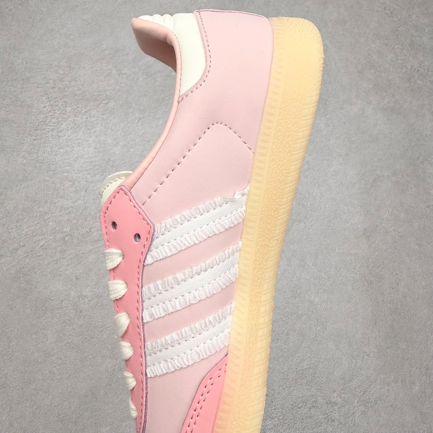 图片[7]-AD Original Samba OG 复古经典轻便板鞋 JR8830 口碑大厂出品 品控大底版型不断改良更新 全套原纸板楦头开发 确保原汁原味 完美呈现桑巴版型 一比一鞋头弧度高度鞋身弧度 此版本只针对中端市场 皮料材质有所更替 其他数据细节工艺流程均保持一致 绝不口嗨 细节品控鞋型随意对比 正确烫金高频细节 原装纳米超迁皮料 独家私模橡胶大底 原盒原配 这款桑巴鞋展示了高质量的工艺 带有装饰的超锁缝制和无缝的手感 柔软、柔软的皮革造型和标志性的3条纹完成了精致的外观 正规合身鞋带 鞋面上有绒面鞋垫 橡胶鞋底 享受正畸套筒软感 自50年代首次亮相以来就一直在赢得粉丝的青睐 尺码：35.5 36 36.5 37.5 38 38.5 39 40 40.5 41 42 42.5 43 44 44.5 45-选品中心