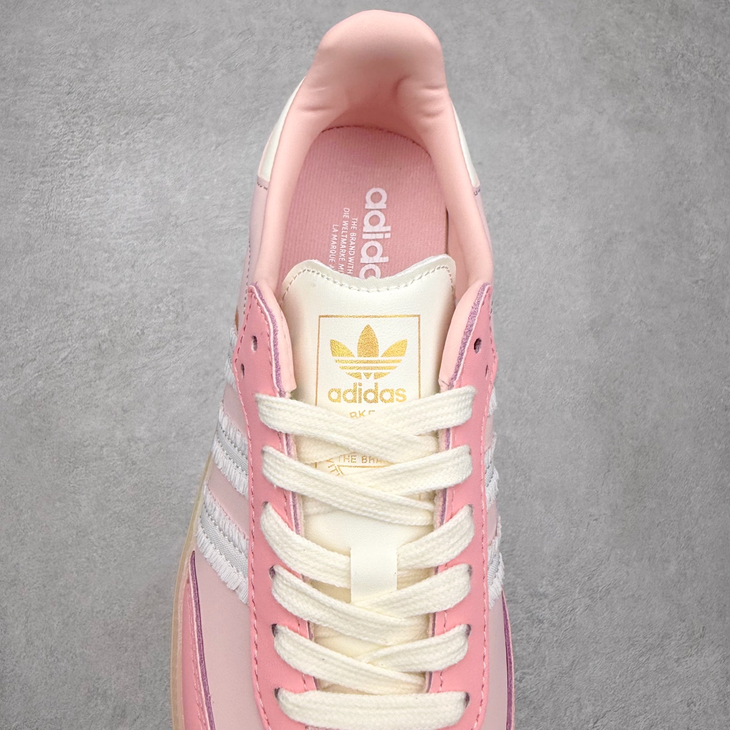 图片[5]-AD Original Samba OG 复古经典轻便板鞋 JR8830 口碑大厂出品 品控大底版型不断改良更新 全套原纸板楦头开发 确保原汁原味 完美呈现桑巴版型 一比一鞋头弧度高度鞋身弧度 此版本只针对中端市场 皮料材质有所更替 其他数据细节工艺流程均保持一致 绝不口嗨 细节品控鞋型随意对比 正确烫金高频细节 原装纳米超迁皮料 独家私模橡胶大底 原盒原配 这款桑巴鞋展示了高质量的工艺 带有装饰的超锁缝制和无缝的手感 柔软、柔软的皮革造型和标志性的3条纹完成了精致的外观 正规合身鞋带 鞋面上有绒面鞋垫 橡胶鞋底 享受正畸套筒软感 自50年代首次亮相以来就一直在赢得粉丝的青睐 尺码：35.5 36 36.5 37.5 38 38.5 39 40 40.5 41 42 42.5 43 44 44.5 45-选品中心