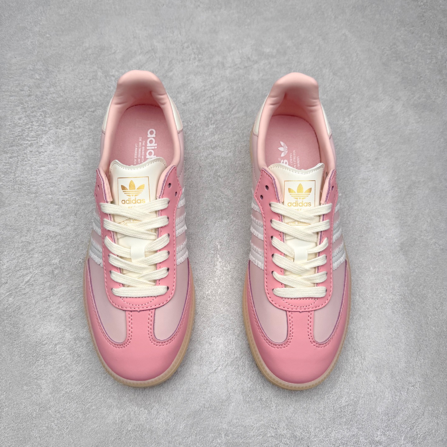 图片[2]-AD Original Samba OG 复古经典轻便板鞋 JR8830 口碑大厂出品 品控大底版型不断改良更新 全套原纸板楦头开发 确保原汁原味 完美呈现桑巴版型 一比一鞋头弧度高度鞋身弧度 此版本只针对中端市场 皮料材质有所更替 其他数据细节工艺流程均保持一致 绝不口嗨 细节品控鞋型随意对比 正确烫金高频细节 原装纳米超迁皮料 独家私模橡胶大底 原盒原配 这款桑巴鞋展示了高质量的工艺 带有装饰的超锁缝制和无缝的手感 柔软、柔软的皮革造型和标志性的3条纹完成了精致的外观 正规合身鞋带 鞋面上有绒面鞋垫 橡胶鞋底 享受正畸套筒软感 自50年代首次亮相以来就一直在赢得粉丝的青睐 尺码：35.5 36 36.5 37.5 38 38.5 39 40 40.5 41 42 42.5 43 44 44.5 45-选品中心