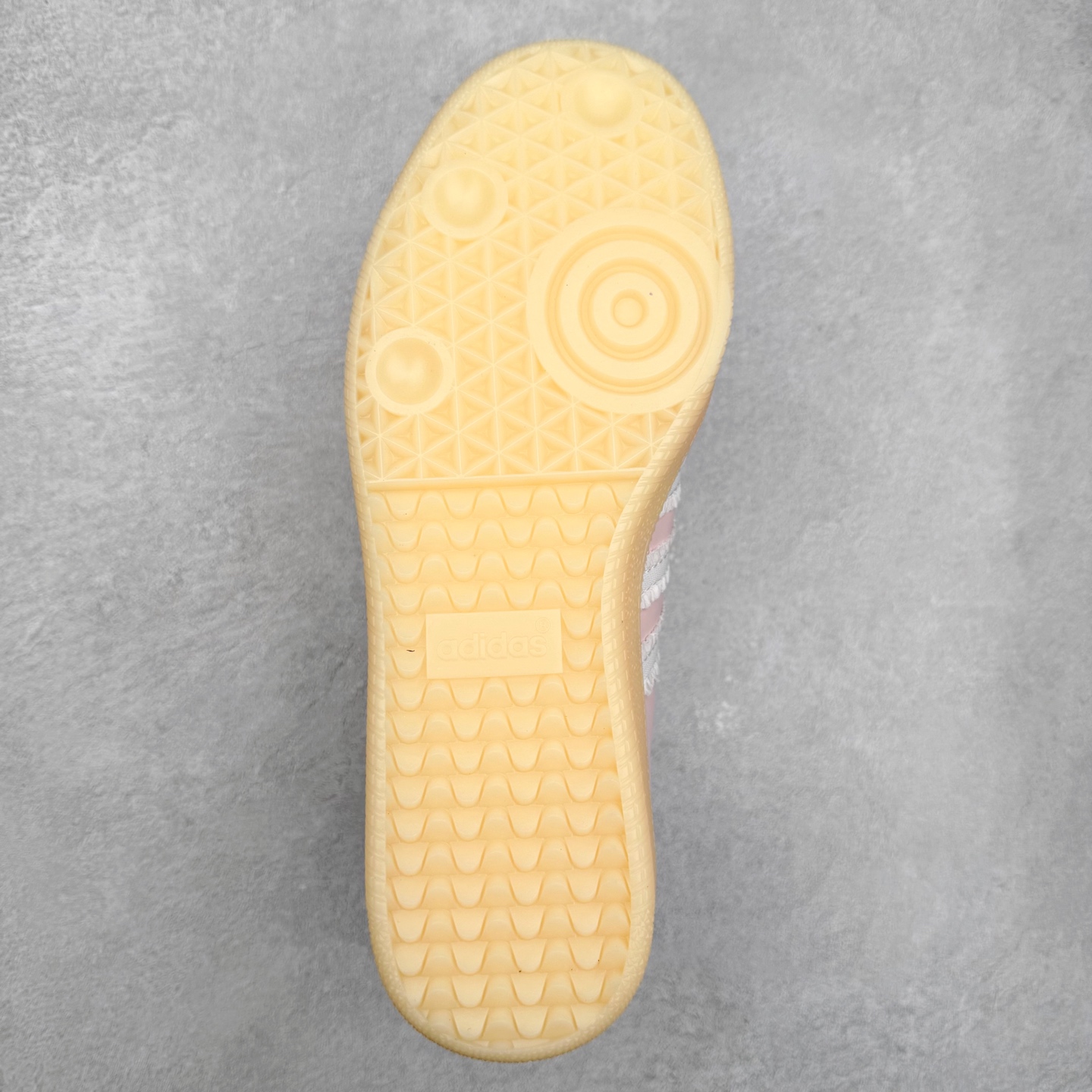 图片[9]-AD Original Samba OG 复古经典轻便板鞋 JR8830 口碑大厂出品 品控大底版型不断改良更新 全套原纸板楦头开发 确保原汁原味 完美呈现桑巴版型 一比一鞋头弧度高度鞋身弧度 此版本只针对中端市场 皮料材质有所更替 其他数据细节工艺流程均保持一致 绝不口嗨 细节品控鞋型随意对比 正确烫金高频细节 原装纳米超迁皮料 独家私模橡胶大底 原盒原配 这款桑巴鞋展示了高质量的工艺 带有装饰的超锁缝制和无缝的手感 柔软、柔软的皮革造型和标志性的3条纹完成了精致的外观 正规合身鞋带 鞋面上有绒面鞋垫 橡胶鞋底 享受正畸套筒软感 自50年代首次亮相以来就一直在赢得粉丝的青睐 尺码：35.5 36 36.5 37.5 38 38.5 39 40 40.5 41 42 42.5 43 44 44.5 45-选品中心