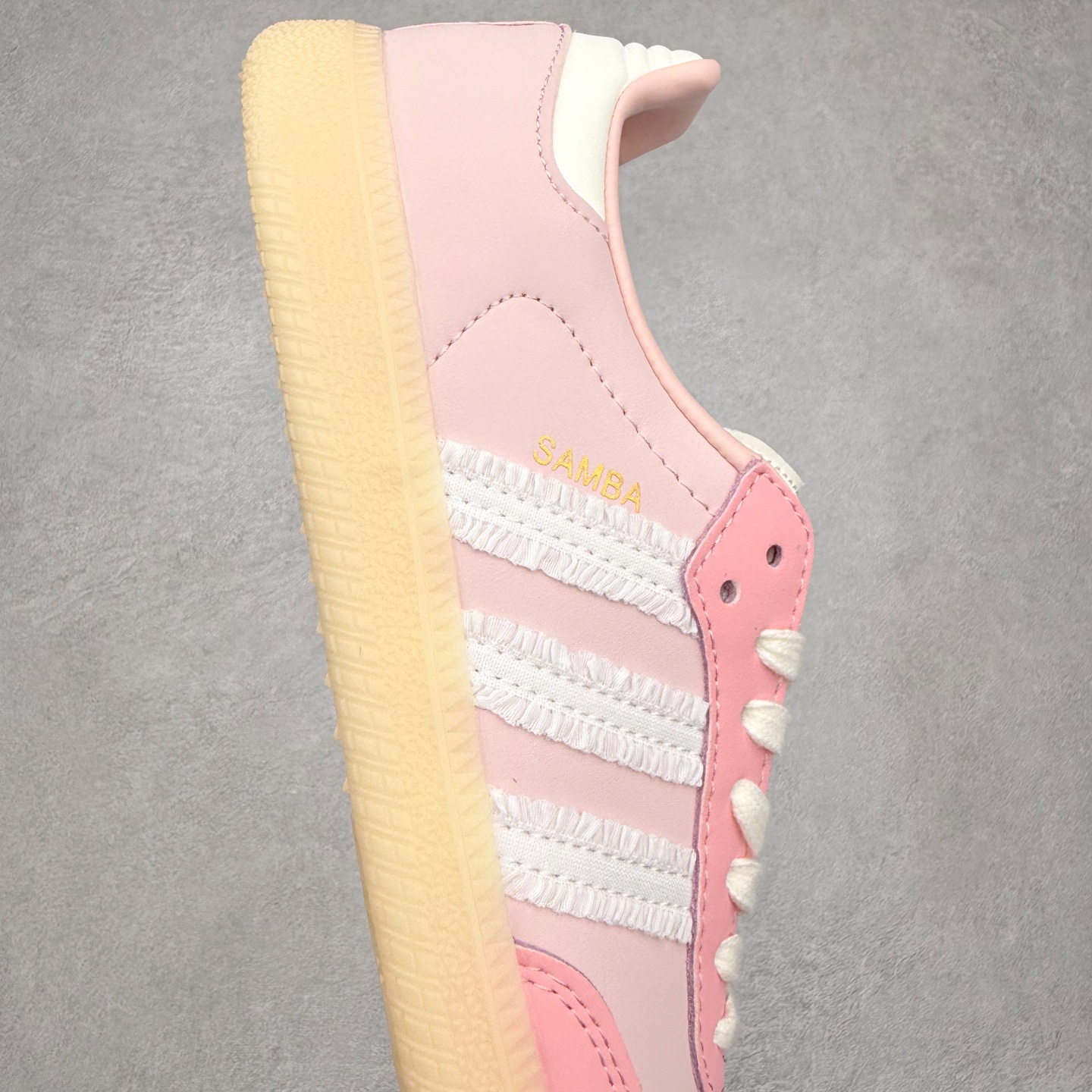 图片[6]-AD Original Samba OG 复古经典轻便板鞋 JR8830 口碑大厂出品 品控大底版型不断改良更新 全套原纸板楦头开发 确保原汁原味 完美呈现桑巴版型 一比一鞋头弧度高度鞋身弧度 此版本只针对中端市场 皮料材质有所更替 其他数据细节工艺流程均保持一致 绝不口嗨 细节品控鞋型随意对比 正确烫金高频细节 原装纳米超迁皮料 独家私模橡胶大底 原盒原配 这款桑巴鞋展示了高质量的工艺 带有装饰的超锁缝制和无缝的手感 柔软、柔软的皮革造型和标志性的3条纹完成了精致的外观 正规合身鞋带 鞋面上有绒面鞋垫 橡胶鞋底 享受正畸套筒软感 自50年代首次亮相以来就一直在赢得粉丝的青睐 尺码：35.5 36 36.5 37.5 38 38.5 39 40 40.5 41 42 42.5 43 44 44.5 45-选品中心