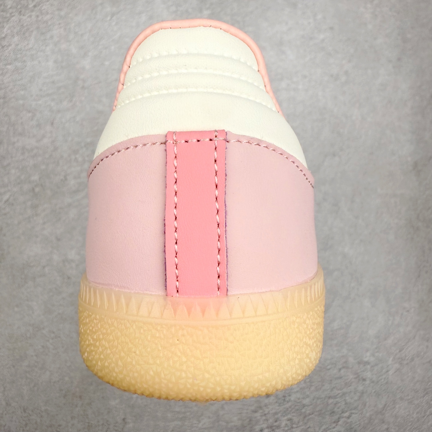 图片[8]-AD Original Samba OG 复古经典轻便板鞋 JR8830 口碑大厂出品 品控大底版型不断改良更新 全套原纸板楦头开发 确保原汁原味 完美呈现桑巴版型 一比一鞋头弧度高度鞋身弧度 此版本只针对中端市场 皮料材质有所更替 其他数据细节工艺流程均保持一致 绝不口嗨 细节品控鞋型随意对比 正确烫金高频细节 原装纳米超迁皮料 独家私模橡胶大底 原盒原配 这款桑巴鞋展示了高质量的工艺 带有装饰的超锁缝制和无缝的手感 柔软、柔软的皮革造型和标志性的3条纹完成了精致的外观 正规合身鞋带 鞋面上有绒面鞋垫 橡胶鞋底 享受正畸套筒软感 自50年代首次亮相以来就一直在赢得粉丝的青睐 尺码：35.5 36 36.5 37.5 38 38.5 39 40 40.5 41 42 42.5 43 44 44.5 45-选品中心