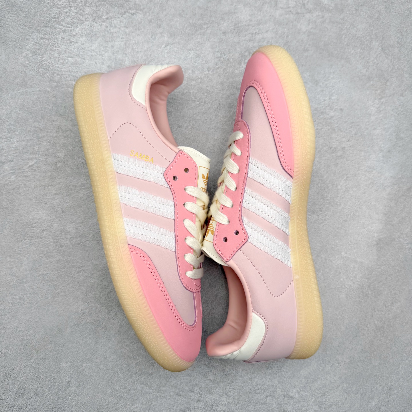 图片[3]-AD Original Samba OG 复古经典轻便板鞋 JR8830 口碑大厂出品 品控大底版型不断改良更新 全套原纸板楦头开发 确保原汁原味 完美呈现桑巴版型 一比一鞋头弧度高度鞋身弧度 此版本只针对中端市场 皮料材质有所更替 其他数据细节工艺流程均保持一致 绝不口嗨 细节品控鞋型随意对比 正确烫金高频细节 原装纳米超迁皮料 独家私模橡胶大底 原盒原配 这款桑巴鞋展示了高质量的工艺 带有装饰的超锁缝制和无缝的手感 柔软、柔软的皮革造型和标志性的3条纹完成了精致的外观 正规合身鞋带 鞋面上有绒面鞋垫 橡胶鞋底 享受正畸套筒软感 自50年代首次亮相以来就一直在赢得粉丝的青睐 尺码：35.5 36 36.5 37.5 38 38.5 39 40 40.5 41 42 42.5 43 44 44.5 45-选品中心