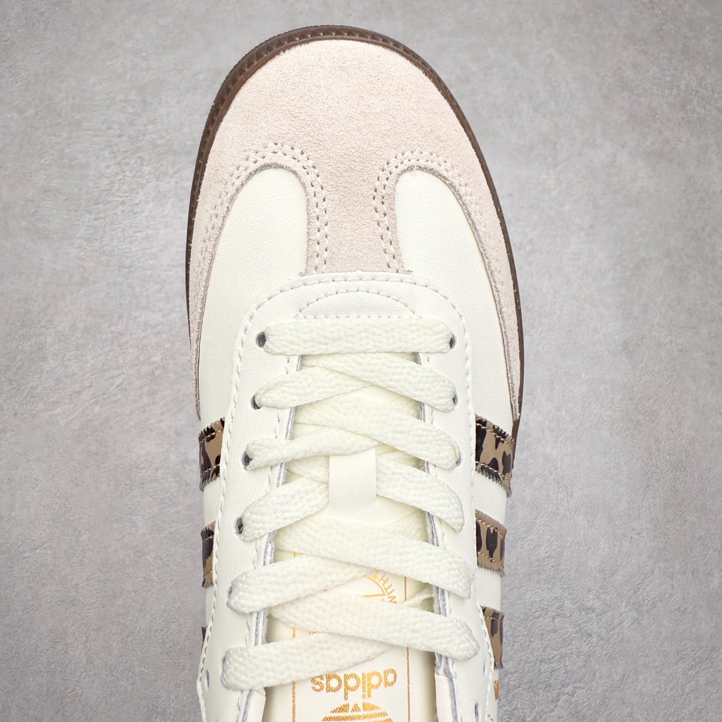 图片[4]-AD Original Samba OG 复古经典轻便板鞋 JQ5874 口碑大厂出品 品控大底版型不断改良更新 全套原纸板楦头开发 确保原汁原味 完美呈现桑巴版型 一比一鞋头弧度高度鞋身弧度 此版本只针对中端市场 皮料材质有所更替 其他数据细节工艺流程均保持一致 绝不口嗨 细节品控鞋型随意对比 正确烫金高频细节 原装纳米超迁皮料 独家私模橡胶大底 原盒原配 这款桑巴鞋展示了高质量的工艺 带有装饰的超锁缝制和无缝的手感 柔软、柔软的皮革造型和标志性的3条纹完成了精致的外观 正规合身鞋带 鞋面上有绒面鞋垫 橡胶鞋底 享受正畸套筒软感 自50年代首次亮相以来就一直在赢得粉丝的青睐 尺码：35.5 36 36.5 37.5 38 38.5 39 40 40.5 41 42 42.5 43 44 44.5 45-选品中心