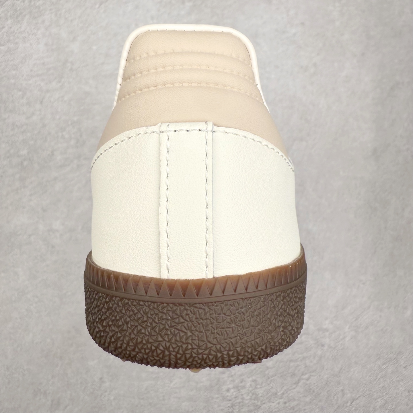 图片[8]-AD Original Samba OG 复古经典轻便板鞋 JQ5874 口碑大厂出品 品控大底版型不断改良更新 全套原纸板楦头开发 确保原汁原味 完美呈现桑巴版型 一比一鞋头弧度高度鞋身弧度 此版本只针对中端市场 皮料材质有所更替 其他数据细节工艺流程均保持一致 绝不口嗨 细节品控鞋型随意对比 正确烫金高频细节 原装纳米超迁皮料 独家私模橡胶大底 原盒原配 这款桑巴鞋展示了高质量的工艺 带有装饰的超锁缝制和无缝的手感 柔软、柔软的皮革造型和标志性的3条纹完成了精致的外观 正规合身鞋带 鞋面上有绒面鞋垫 橡胶鞋底 享受正畸套筒软感 自50年代首次亮相以来就一直在赢得粉丝的青睐 尺码：35.5 36 36.5 37.5 38 38.5 39 40 40.5 41 42 42.5 43 44 44.5 45-选品中心