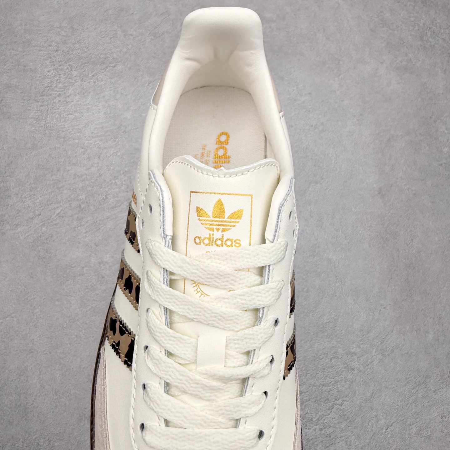 图片[5]-AD Original Samba OG 复古经典轻便板鞋 JQ5874 口碑大厂出品 品控大底版型不断改良更新 全套原纸板楦头开发 确保原汁原味 完美呈现桑巴版型 一比一鞋头弧度高度鞋身弧度 此版本只针对中端市场 皮料材质有所更替 其他数据细节工艺流程均保持一致 绝不口嗨 细节品控鞋型随意对比 正确烫金高频细节 原装纳米超迁皮料 独家私模橡胶大底 原盒原配 这款桑巴鞋展示了高质量的工艺 带有装饰的超锁缝制和无缝的手感 柔软、柔软的皮革造型和标志性的3条纹完成了精致的外观 正规合身鞋带 鞋面上有绒面鞋垫 橡胶鞋底 享受正畸套筒软感 自50年代首次亮相以来就一直在赢得粉丝的青睐 尺码：35.5 36 36.5 37.5 38 38.5 39 40 40.5 41 42 42.5 43 44 44.5 45-选品中心