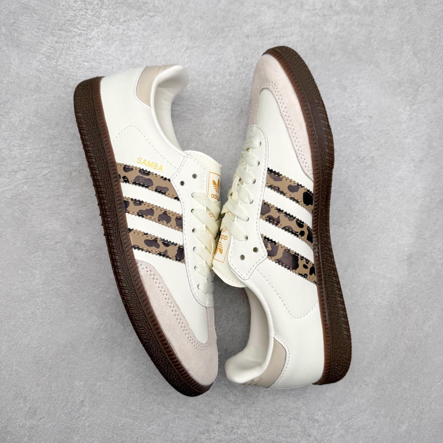 图片[3]-AD Original Samba OG 复古经典轻便板鞋 JQ5874 口碑大厂出品 品控大底版型不断改良更新 全套原纸板楦头开发 确保原汁原味 完美呈现桑巴版型 一比一鞋头弧度高度鞋身弧度 此版本只针对中端市场 皮料材质有所更替 其他数据细节工艺流程均保持一致 绝不口嗨 细节品控鞋型随意对比 正确烫金高频细节 原装纳米超迁皮料 独家私模橡胶大底 原盒原配 这款桑巴鞋展示了高质量的工艺 带有装饰的超锁缝制和无缝的手感 柔软、柔软的皮革造型和标志性的3条纹完成了精致的外观 正规合身鞋带 鞋面上有绒面鞋垫 橡胶鞋底 享受正畸套筒软感 自50年代首次亮相以来就一直在赢得粉丝的青睐 尺码：35.5 36 36.5 37.5 38 38.5 39 40 40.5 41 42 42.5 43 44 44.5 45-选品中心