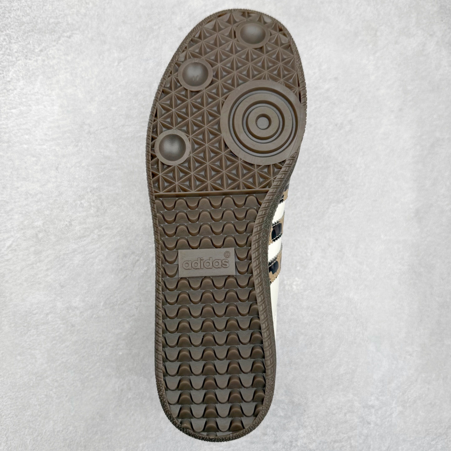 图片[9]-AD Original Samba OG 复古经典轻便板鞋 JQ5874 口碑大厂出品 品控大底版型不断改良更新 全套原纸板楦头开发 确保原汁原味 完美呈现桑巴版型 一比一鞋头弧度高度鞋身弧度 此版本只针对中端市场 皮料材质有所更替 其他数据细节工艺流程均保持一致 绝不口嗨 细节品控鞋型随意对比 正确烫金高频细节 原装纳米超迁皮料 独家私模橡胶大底 原盒原配 这款桑巴鞋展示了高质量的工艺 带有装饰的超锁缝制和无缝的手感 柔软、柔软的皮革造型和标志性的3条纹完成了精致的外观 正规合身鞋带 鞋面上有绒面鞋垫 橡胶鞋底 享受正畸套筒软感 自50年代首次亮相以来就一直在赢得粉丝的青睐 尺码：35.5 36 36.5 37.5 38 38.5 39 40 40.5 41 42 42.5 43 44 44.5 45-选品中心