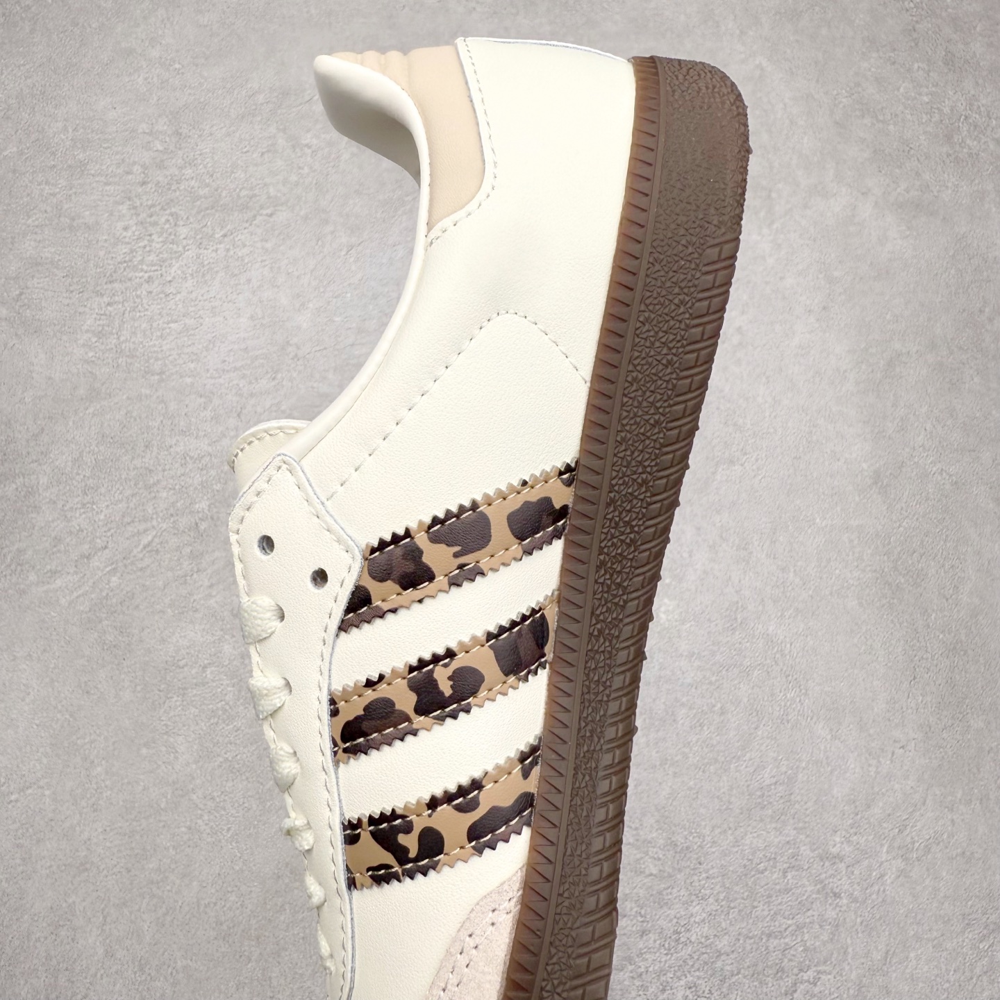 图片[7]-AD Original Samba OG 复古经典轻便板鞋 JQ5874 口碑大厂出品 品控大底版型不断改良更新 全套原纸板楦头开发 确保原汁原味 完美呈现桑巴版型 一比一鞋头弧度高度鞋身弧度 此版本只针对中端市场 皮料材质有所更替 其他数据细节工艺流程均保持一致 绝不口嗨 细节品控鞋型随意对比 正确烫金高频细节 原装纳米超迁皮料 独家私模橡胶大底 原盒原配 这款桑巴鞋展示了高质量的工艺 带有装饰的超锁缝制和无缝的手感 柔软、柔软的皮革造型和标志性的3条纹完成了精致的外观 正规合身鞋带 鞋面上有绒面鞋垫 橡胶鞋底 享受正畸套筒软感 自50年代首次亮相以来就一直在赢得粉丝的青睐 尺码：35.5 36 36.5 37.5 38 38.5 39 40 40.5 41 42 42.5 43 44 44.5 45-选品中心