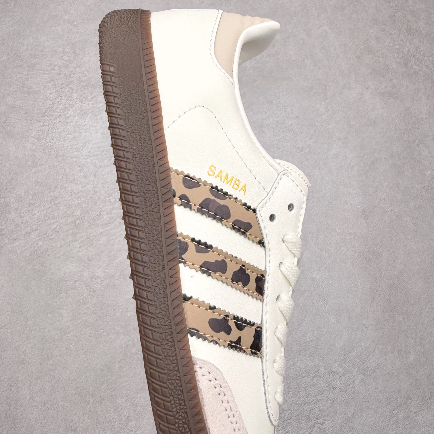 图片[6]-AD Original Samba OG 复古经典轻便板鞋 JQ5874 口碑大厂出品 品控大底版型不断改良更新 全套原纸板楦头开发 确保原汁原味 完美呈现桑巴版型 一比一鞋头弧度高度鞋身弧度 此版本只针对中端市场 皮料材质有所更替 其他数据细节工艺流程均保持一致 绝不口嗨 细节品控鞋型随意对比 正确烫金高频细节 原装纳米超迁皮料 独家私模橡胶大底 原盒原配 这款桑巴鞋展示了高质量的工艺 带有装饰的超锁缝制和无缝的手感 柔软、柔软的皮革造型和标志性的3条纹完成了精致的外观 正规合身鞋带 鞋面上有绒面鞋垫 橡胶鞋底 享受正畸套筒软感 自50年代首次亮相以来就一直在赢得粉丝的青睐 尺码：35.5 36 36.5 37.5 38 38.5 39 40 40.5 41 42 42.5 43 44 44.5 45-选品中心