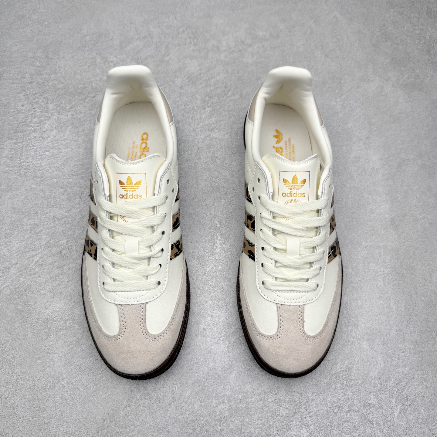 图片[2]-AD Original Samba OG 复古经典轻便板鞋 JQ5874 口碑大厂出品 品控大底版型不断改良更新 全套原纸板楦头开发 确保原汁原味 完美呈现桑巴版型 一比一鞋头弧度高度鞋身弧度 此版本只针对中端市场 皮料材质有所更替 其他数据细节工艺流程均保持一致 绝不口嗨 细节品控鞋型随意对比 正确烫金高频细节 原装纳米超迁皮料 独家私模橡胶大底 原盒原配 这款桑巴鞋展示了高质量的工艺 带有装饰的超锁缝制和无缝的手感 柔软、柔软的皮革造型和标志性的3条纹完成了精致的外观 正规合身鞋带 鞋面上有绒面鞋垫 橡胶鞋底 享受正畸套筒软感 自50年代首次亮相以来就一直在赢得粉丝的青睐 尺码：35.5 36 36.5 37.5 38 38.5 39 40 40.5 41 42 42.5 43 44 44.5 45-选品中心