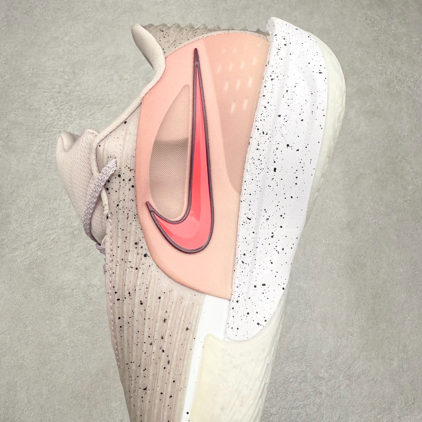 图片[7]-NK G.T. Cut 3.0 EP GT3代实战篮球鞋 HV9919-001 该鞋款采用出众回弹设计 为切入、转向和移步篮筐提供出色的能量回馈 回弹性能带来弹力充沛的迈步体验 助你爆发疾速 全掌型 ZoomX 泡绵 缔造弹力出众的轻盈迈步体验 助你在比赛升温时能够急速快攻 驰骋全场 鞋面绳线与鞋带相结合 有助稳固前足 后跟搭配加垫鞋口 为脚踝营造舒适稳固感受 全掌型 ZoomX 泡绵 能够带来出众的能量回馈 前足外侧采用精巧塑料覆面 在瞬间爆发时提供稳固脚感 尺码：39 40 40.5 41 42 42.5 43 44 44.5 45 46-选品中心