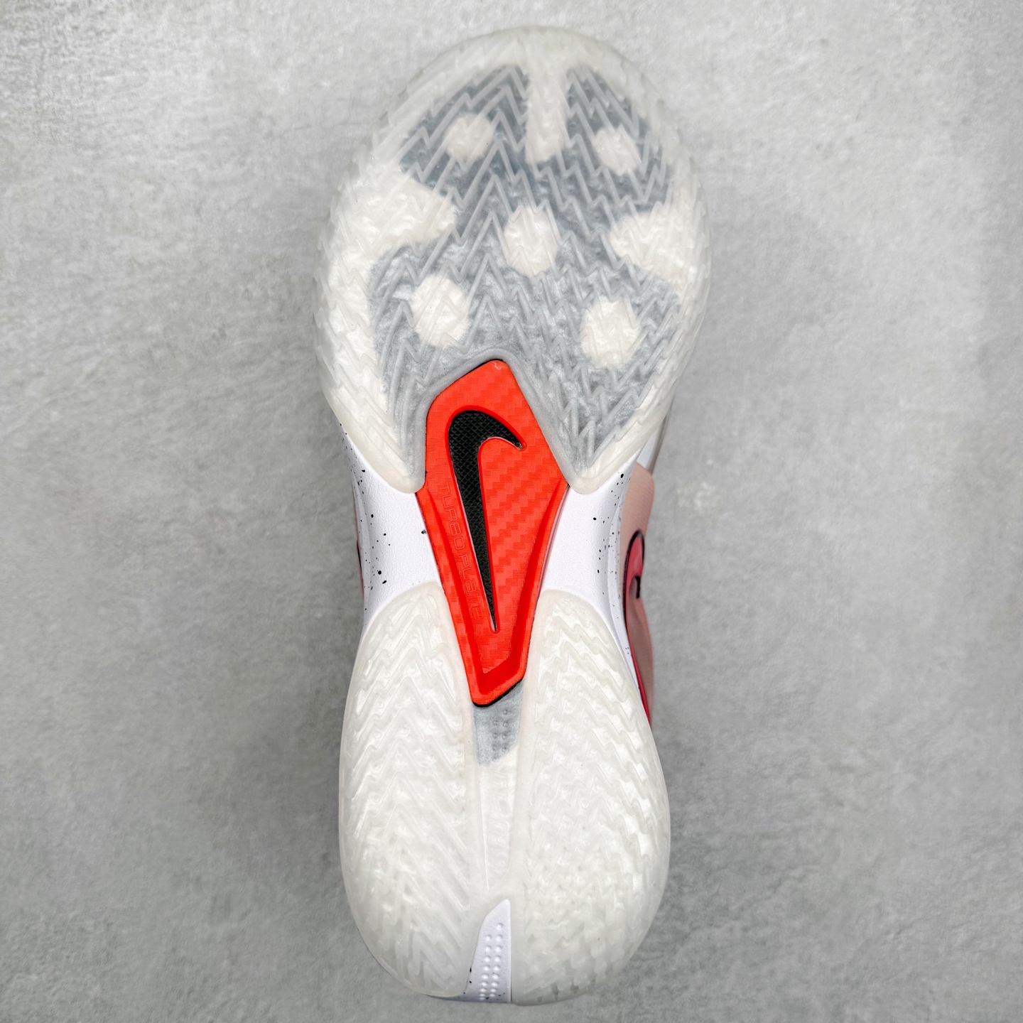 图片[9]-NK G.T. Cut 3.0 EP GT3代实战篮球鞋 HV9919-001 该鞋款采用出众回弹设计 为切入、转向和移步篮筐提供出色的能量回馈 回弹性能带来弹力充沛的迈步体验 助你爆发疾速 全掌型 ZoomX 泡绵 缔造弹力出众的轻盈迈步体验 助你在比赛升温时能够急速快攻 驰骋全场 鞋面绳线与鞋带相结合 有助稳固前足 后跟搭配加垫鞋口 为脚踝营造舒适稳固感受 全掌型 ZoomX 泡绵 能够带来出众的能量回馈 前足外侧采用精巧塑料覆面 在瞬间爆发时提供稳固脚感 尺码：39 40 40.5 41 42 42.5 43 44 44.5 45 46-选品中心