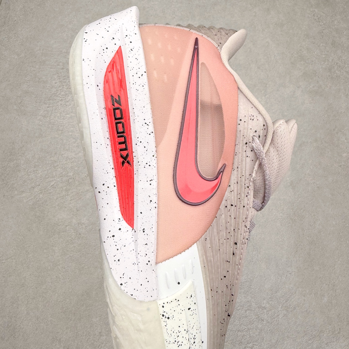 图片[6]-NK G.T. Cut 3.0 EP GT3代实战篮球鞋 HV9919-001 该鞋款采用出众回弹设计 为切入、转向和移步篮筐提供出色的能量回馈 回弹性能带来弹力充沛的迈步体验 助你爆发疾速 全掌型 ZoomX 泡绵 缔造弹力出众的轻盈迈步体验 助你在比赛升温时能够急速快攻 驰骋全场 鞋面绳线与鞋带相结合 有助稳固前足 后跟搭配加垫鞋口 为脚踝营造舒适稳固感受 全掌型 ZoomX 泡绵 能够带来出众的能量回馈 前足外侧采用精巧塑料覆面 在瞬间爆发时提供稳固脚感 尺码：39 40 40.5 41 42 42.5 43 44 44.5 45 46-选品中心