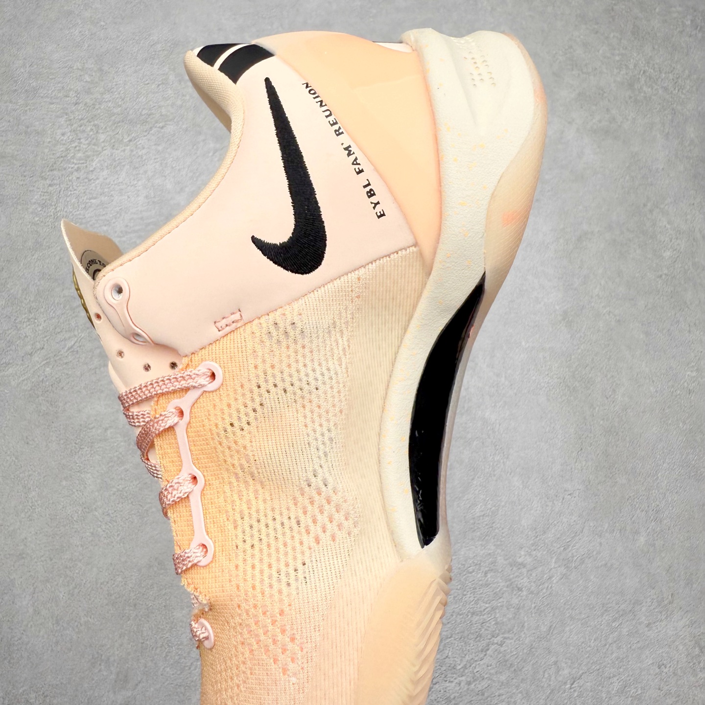 图片[7]-NK Zoom Kobe Ⅷ System 科比8代复刻实战运动低帮文化篮球鞋 HQ3138-800 #独家原厂飞线工艺#鞋垫升级配备超厚PHYLON中底#前后掌部位搭载真Zoom气垫单元#塑料碳纤维支撑中板 KOBE VII体系的速度模块配备了 PHYLON 中底和在前后掌部位的 Zoom气垫单元，提供快速响应的缓冲。同时，采用低帮弹力鞋口设计，使鞋子能够紧贴脚踝提供更好的支撑。速度模块采用贴合脚面的舒适包裹设计，摒弃传统的鞋舌和鞋内套，使球鞋更加轻质。尺码：40 40.5 41 42 42.5 43 44 44.5 45 46-选品中心