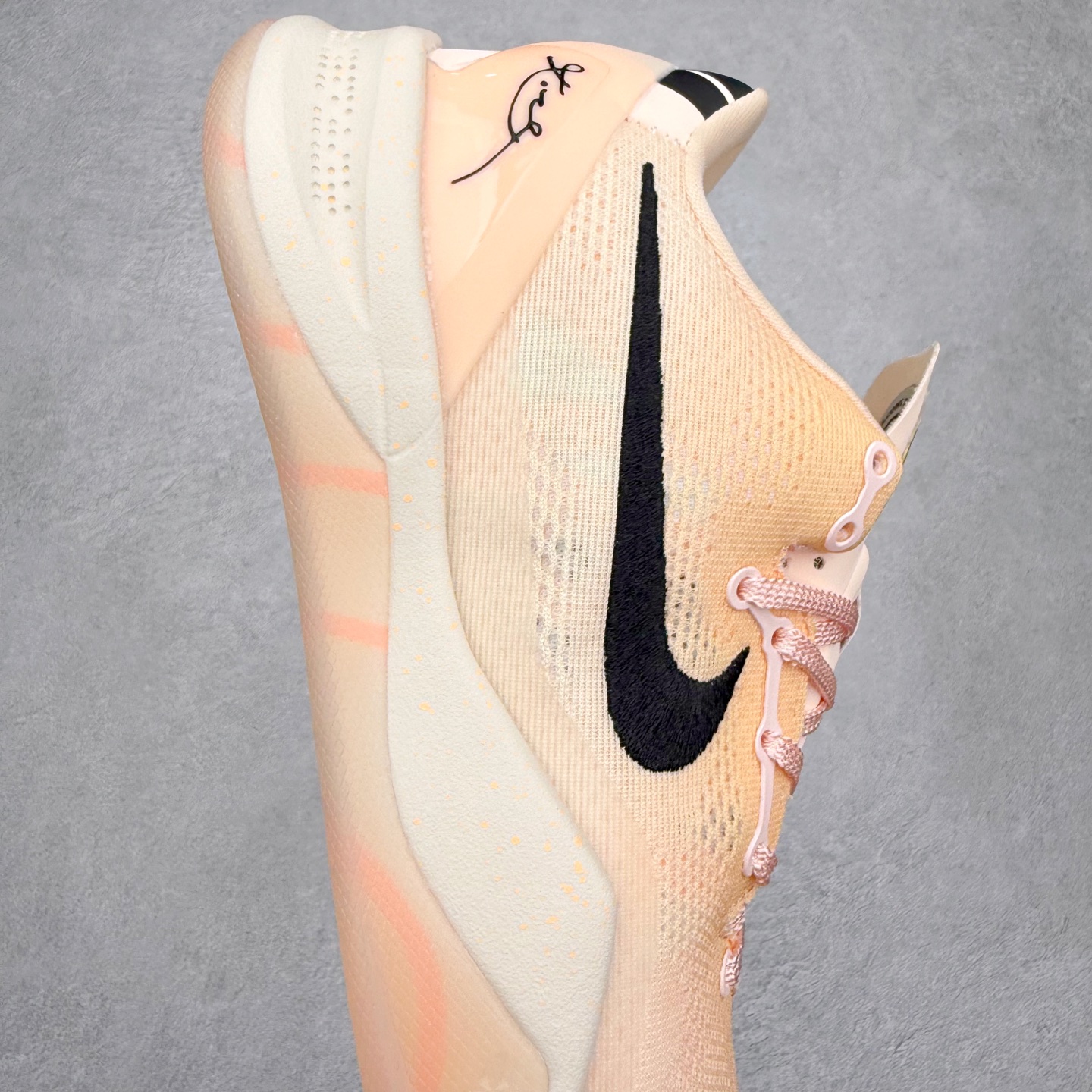 图片[6]-NK Zoom Kobe Ⅷ System 科比8代复刻实战运动低帮文化篮球鞋 HQ3138-800 #独家原厂飞线工艺#鞋垫升级配备超厚PHYLON中底#前后掌部位搭载真Zoom气垫单元#塑料碳纤维支撑中板 KOBE VII体系的速度模块配备了 PHYLON 中底和在前后掌部位的 Zoom气垫单元，提供快速响应的缓冲。同时，采用低帮弹力鞋口设计，使鞋子能够紧贴脚踝提供更好的支撑。速度模块采用贴合脚面的舒适包裹设计，摒弃传统的鞋舌和鞋内套，使球鞋更加轻质。尺码：40 40.5 41 42 42.5 43 44 44.5 45 46-选品中心