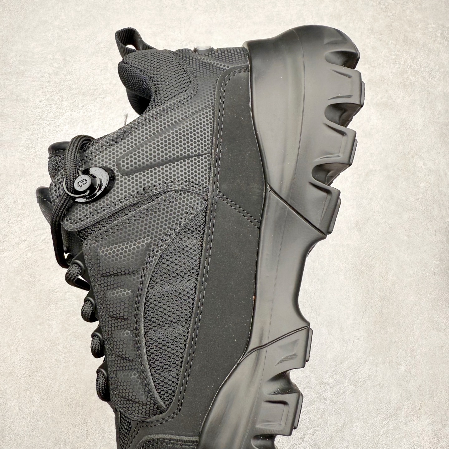 图片[7]-DIOR Snow 迪奥圆头系带低帮生活休闲鞋 老爹风系带低帮透气休闲运动慢跑鞋 独立编号限定版 升级原楦原纸版数据开发版型#全套专柜代购配件 采用反绒牛皮组合3D喷涂尼龙网织科技鞋面材质 正确吸汗网布贴合PU高弹发泡增高鞋垫 独家开发组合TR光泽耐韧隔色橡胶鞋底 Christian Dior，简称迪奥（Dior），是法国著名高价奢侈品品牌。迪奥公司由法国时装设计师克里斯汀•迪奥创立，总部设在巴黎。自1946年创始以来，Dior一直是华丽与高雅的代名词。不论是时装、化妆品或是其他产品，克里斯汀•迪奥在时尚殿堂一直雄踞顶端Dior之所以能成为经典，除了其创新中又带着优雅的设计，亦培育出许多优秀的年轻设计师。主要经营女装、男装、首饰、香水、化妆品、童装等高档消费品。尺码：35 36 37 38 39 40 41 42 43 44 45-选品中心