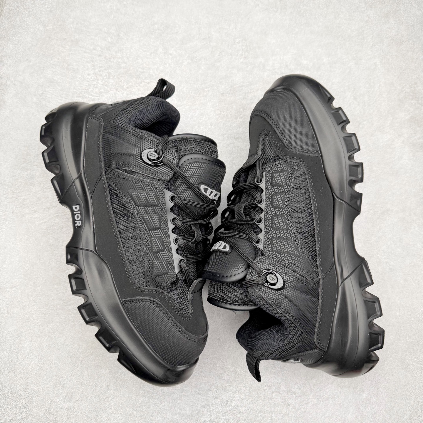 图片[3]-DIOR Snow 迪奥圆头系带低帮生活休闲鞋 老爹风系带低帮透气休闲运动慢跑鞋 独立编号限定版 升级原楦原纸版数据开发版型#全套专柜代购配件 采用反绒牛皮组合3D喷涂尼龙网织科技鞋面材质 正确吸汗网布贴合PU高弹发泡增高鞋垫 独家开发组合TR光泽耐韧隔色橡胶鞋底 Christian Dior，简称迪奥（Dior），是法国著名高价奢侈品品牌。迪奥公司由法国时装设计师克里斯汀•迪奥创立，总部设在巴黎。自1946年创始以来，Dior一直是华丽与高雅的代名词。不论是时装、化妆品或是其他产品，克里斯汀•迪奥在时尚殿堂一直雄踞顶端Dior之所以能成为经典，除了其创新中又带着优雅的设计，亦培育出许多优秀的年轻设计师。主要经营女装、男装、首饰、香水、化妆品、童装等高档消费品。尺码：35 36 37 38 39 40 41 42 43 44 45-选品中心