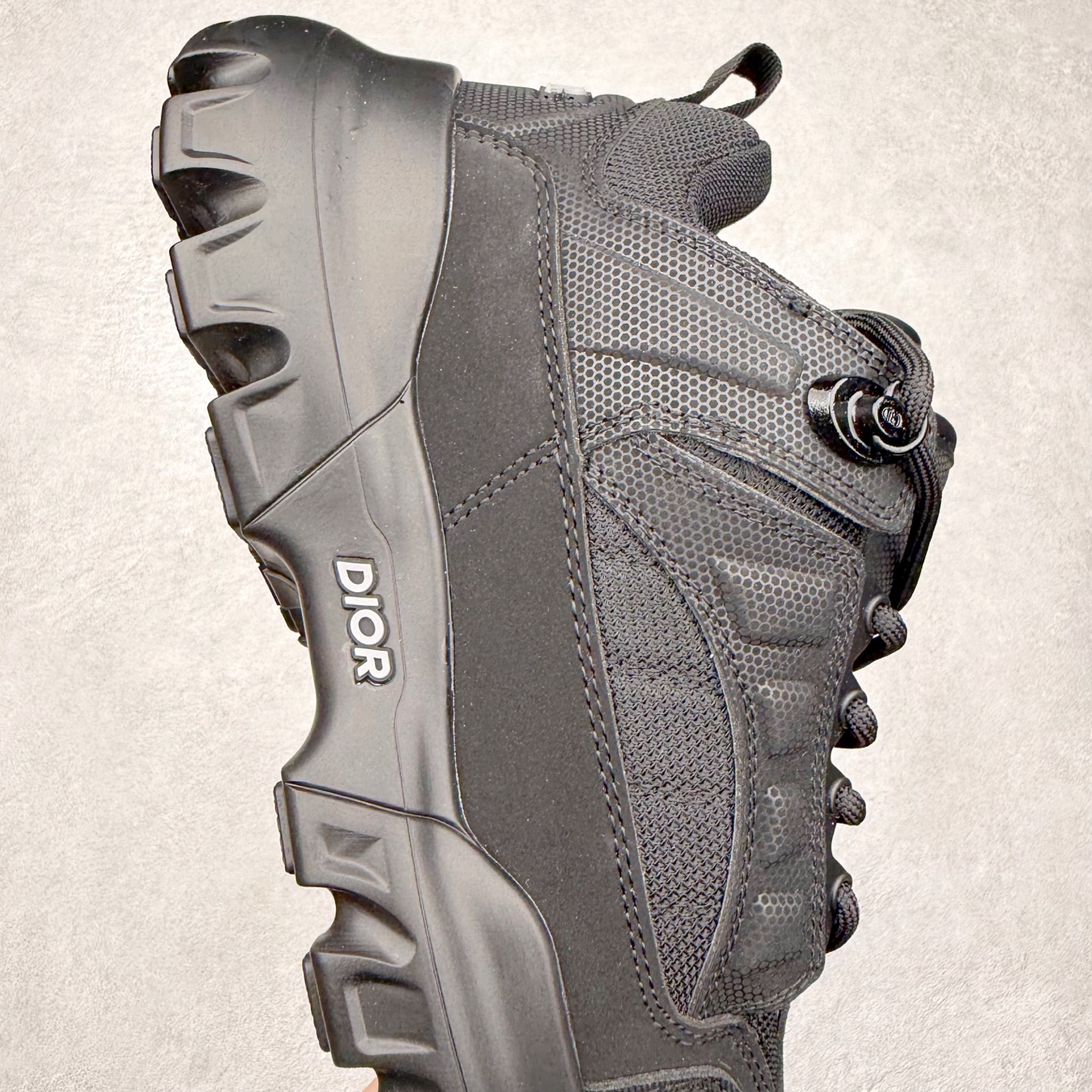 图片[6]-DIOR Snow 迪奥圆头系带低帮生活休闲鞋 老爹风系带低帮透气休闲运动慢跑鞋 独立编号限定版 升级原楦原纸版数据开发版型#全套专柜代购配件 采用反绒牛皮组合3D喷涂尼龙网织科技鞋面材质 正确吸汗网布贴合PU高弹发泡增高鞋垫 独家开发组合TR光泽耐韧隔色橡胶鞋底 Christian Dior，简称迪奥（Dior），是法国著名高价奢侈品品牌。迪奥公司由法国时装设计师克里斯汀•迪奥创立，总部设在巴黎。自1946年创始以来，Dior一直是华丽与高雅的代名词。不论是时装、化妆品或是其他产品，克里斯汀•迪奥在时尚殿堂一直雄踞顶端Dior之所以能成为经典，除了其创新中又带着优雅的设计，亦培育出许多优秀的年轻设计师。主要经营女装、男装、首饰、香水、化妆品、童装等高档消费品。尺码：35 36 37 38 39 40 41 42 43 44 45-选品中心