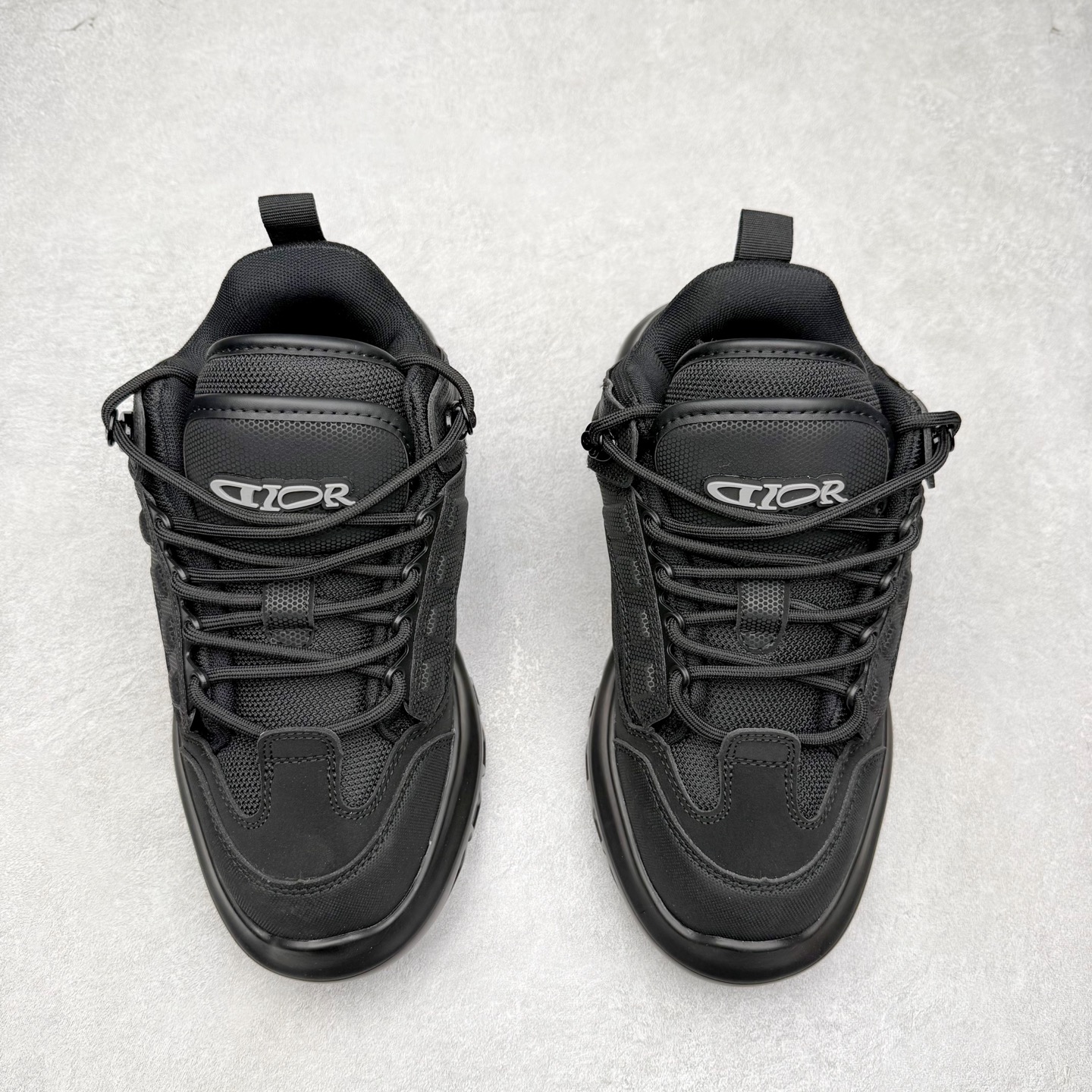 图片[2]-DIOR Snow 迪奥圆头系带低帮生活休闲鞋 老爹风系带低帮透气休闲运动慢跑鞋 独立编号限定版 升级原楦原纸版数据开发版型#全套专柜代购配件 采用反绒牛皮组合3D喷涂尼龙网织科技鞋面材质 正确吸汗网布贴合PU高弹发泡增高鞋垫 独家开发组合TR光泽耐韧隔色橡胶鞋底 Christian Dior，简称迪奥（Dior），是法国著名高价奢侈品品牌。迪奥公司由法国时装设计师克里斯汀•迪奥创立，总部设在巴黎。自1946年创始以来，Dior一直是华丽与高雅的代名词。不论是时装、化妆品或是其他产品，克里斯汀•迪奥在时尚殿堂一直雄踞顶端Dior之所以能成为经典，除了其创新中又带着优雅的设计，亦培育出许多优秀的年轻设计师。主要经营女装、男装、首饰、香水、化妆品、童装等高档消费品。尺码：35 36 37 38 39 40 41 42 43 44 45-选品中心