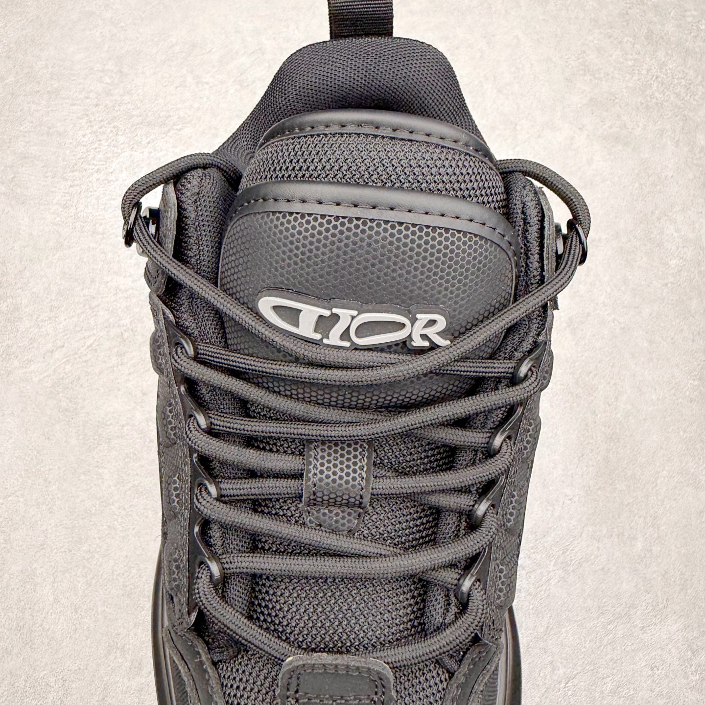 图片[5]-DIOR Snow 迪奥圆头系带低帮生活休闲鞋 老爹风系带低帮透气休闲运动慢跑鞋 独立编号限定版 升级原楦原纸版数据开发版型#全套专柜代购配件 采用反绒牛皮组合3D喷涂尼龙网织科技鞋面材质 正确吸汗网布贴合PU高弹发泡增高鞋垫 独家开发组合TR光泽耐韧隔色橡胶鞋底 Christian Dior，简称迪奥（Dior），是法国著名高价奢侈品品牌。迪奥公司由法国时装设计师克里斯汀•迪奥创立，总部设在巴黎。自1946年创始以来，Dior一直是华丽与高雅的代名词。不论是时装、化妆品或是其他产品，克里斯汀•迪奥在时尚殿堂一直雄踞顶端Dior之所以能成为经典，除了其创新中又带着优雅的设计，亦培育出许多优秀的年轻设计师。主要经营女装、男装、首饰、香水、化妆品、童装等高档消费品。尺码：35 36 37 38 39 40 41 42 43 44 45-选品中心