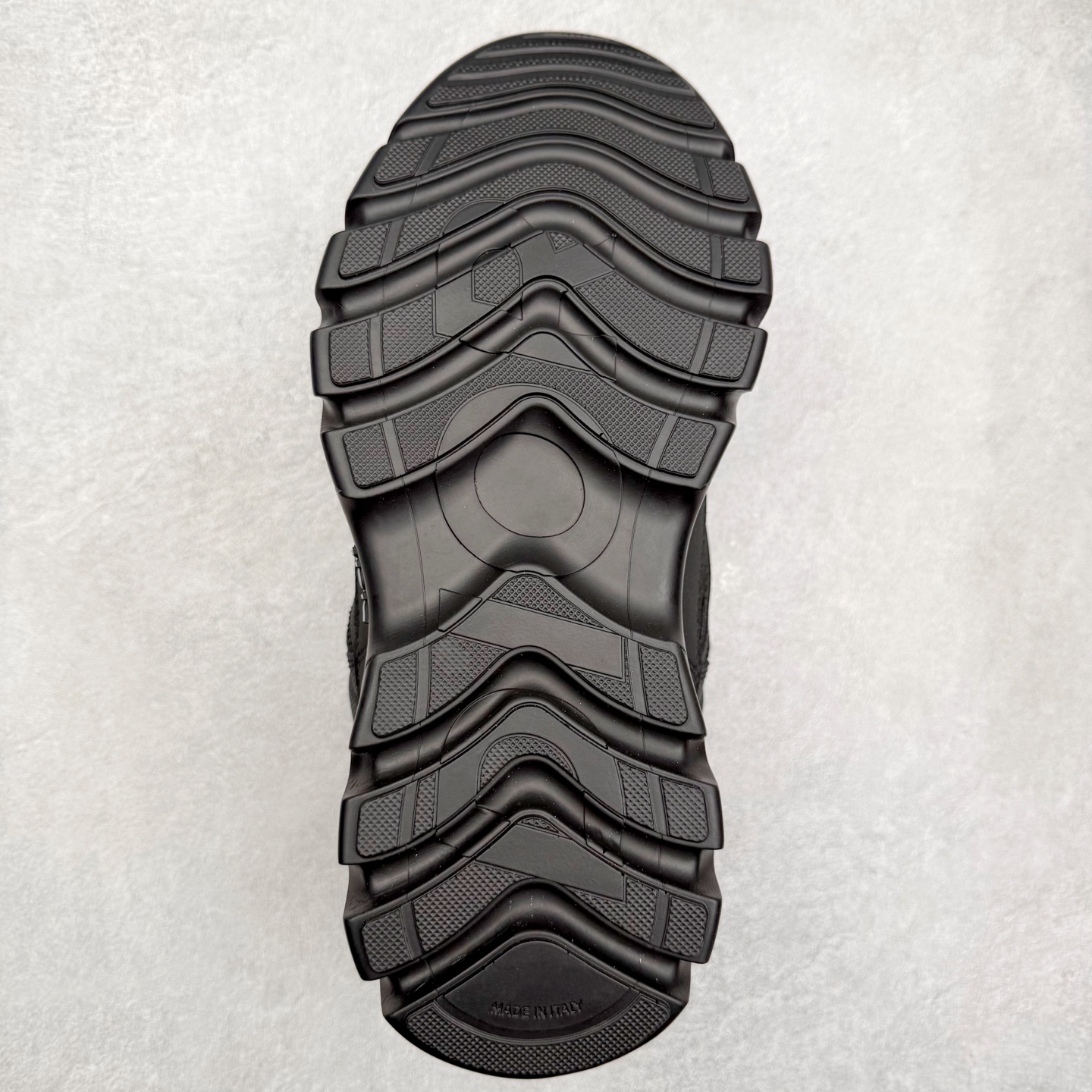 图片[9]-DIOR Snow 迪奥圆头系带低帮生活休闲鞋 老爹风系带低帮透气休闲运动慢跑鞋 独立编号限定版 升级原楦原纸版数据开发版型#全套专柜代购配件 采用反绒牛皮组合3D喷涂尼龙网织科技鞋面材质 正确吸汗网布贴合PU高弹发泡增高鞋垫 独家开发组合TR光泽耐韧隔色橡胶鞋底 Christian Dior，简称迪奥（Dior），是法国著名高价奢侈品品牌。迪奥公司由法国时装设计师克里斯汀•迪奥创立，总部设在巴黎。自1946年创始以来，Dior一直是华丽与高雅的代名词。不论是时装、化妆品或是其他产品，克里斯汀•迪奥在时尚殿堂一直雄踞顶端Dior之所以能成为经典，除了其创新中又带着优雅的设计，亦培育出许多优秀的年轻设计师。主要经营女装、男装、首饰、香水、化妆品、童装等高档消费品。尺码：35 36 37 38 39 40 41 42 43 44 45-选品中心