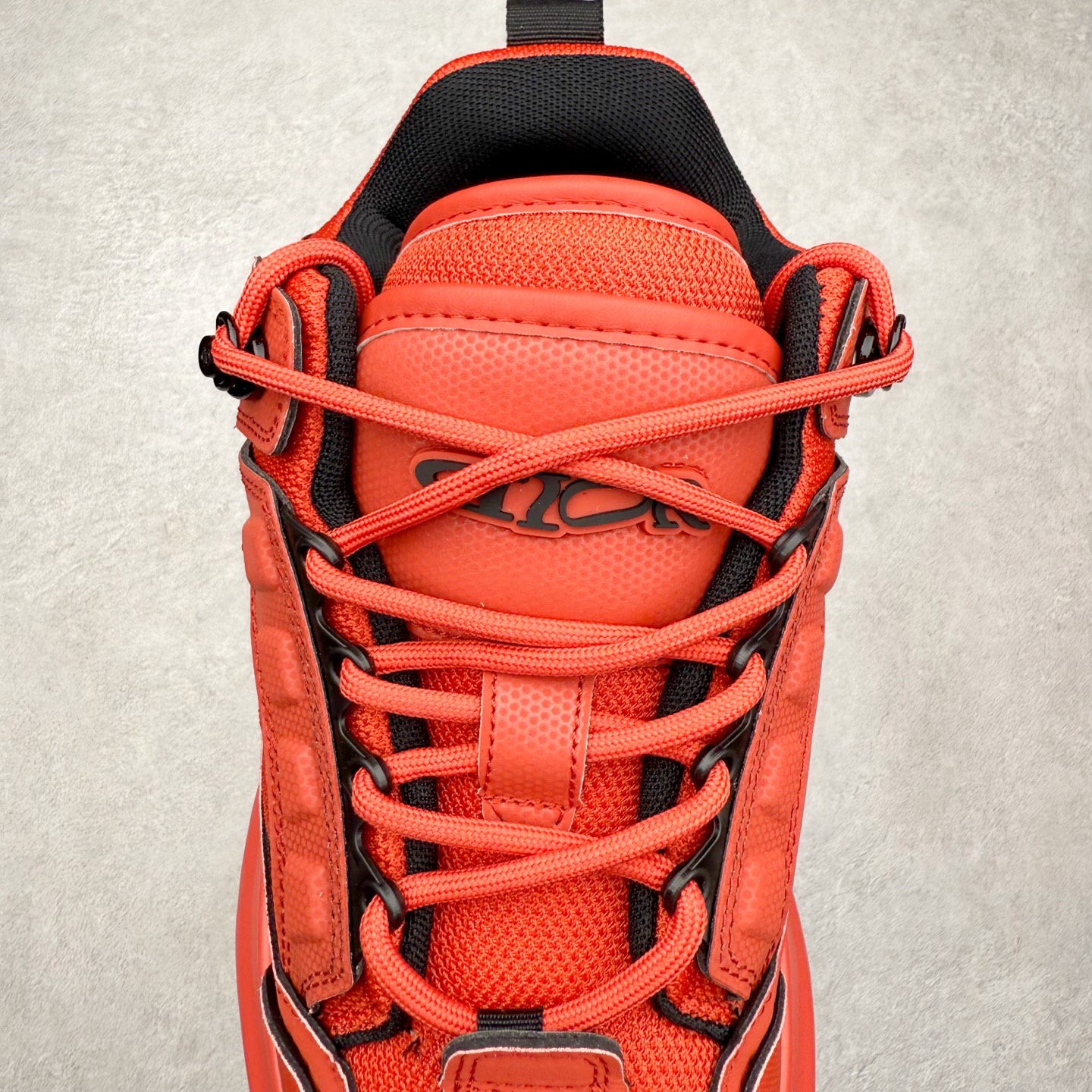 图片[5]-DIOR Snow 迪奥圆头系带低帮生活休闲鞋 老爹风系带低帮透气休闲运动慢跑鞋 独立编号限定版 升级原楦原纸版数据开发版型#全套专柜代购配件 采用反绒牛皮组合3D喷涂尼龙网织科技鞋面材质 正确吸汗网布贴合PU高弹发泡增高鞋垫 独家开发组合TR光泽耐韧隔色橡胶鞋底 Christian Dior，简称迪奥（Dior），是法国著名高价奢侈品品牌。迪奥公司由法国时装设计师克里斯汀•迪奥创立，总部设在巴黎。自1946年创始以来，Dior一直是华丽与高雅的代名词。不论是时装、化妆品或是其他产品，克里斯汀•迪奥在时尚殿堂一直雄踞顶端Dior之所以能成为经典，除了其创新中又带着优雅的设计，亦培育出许多优秀的年轻设计师。主要经营女装、男装、首饰、香水、化妆品、童装等高档消费品。尺码：35 36 37 38 39 40 41 42 43 44 45-选品中心