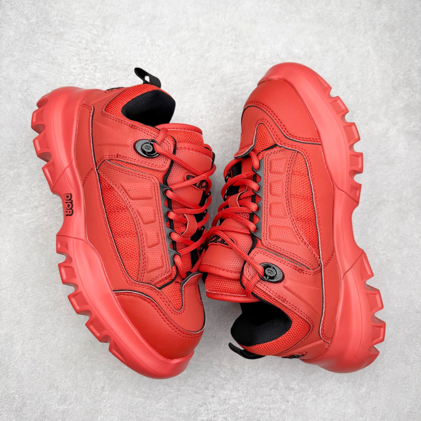 图片[3]-DIOR Snow 迪奥圆头系带低帮生活休闲鞋 老爹风系带低帮透气休闲运动慢跑鞋 独立编号限定版 升级原楦原纸版数据开发版型#全套专柜代购配件 采用反绒牛皮组合3D喷涂尼龙网织科技鞋面材质 正确吸汗网布贴合PU高弹发泡增高鞋垫 独家开发组合TR光泽耐韧隔色橡胶鞋底 Christian Dior，简称迪奥（Dior），是法国著名高价奢侈品品牌。迪奥公司由法国时装设计师克里斯汀•迪奥创立，总部设在巴黎。自1946年创始以来，Dior一直是华丽与高雅的代名词。不论是时装、化妆品或是其他产品，克里斯汀•迪奥在时尚殿堂一直雄踞顶端Dior之所以能成为经典，除了其创新中又带着优雅的设计，亦培育出许多优秀的年轻设计师。主要经营女装、男装、首饰、香水、化妆品、童装等高档消费品。尺码：35 36 37 38 39 40 41 42 43 44 45-选品中心