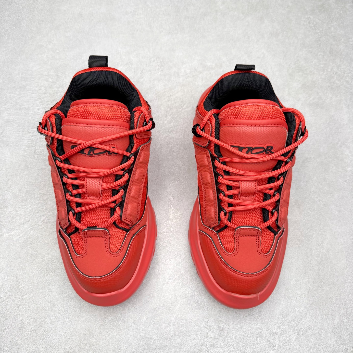 图片[2]-DIOR Snow 迪奥圆头系带低帮生活休闲鞋 老爹风系带低帮透气休闲运动慢跑鞋 独立编号限定版 升级原楦原纸版数据开发版型#全套专柜代购配件 采用反绒牛皮组合3D喷涂尼龙网织科技鞋面材质 正确吸汗网布贴合PU高弹发泡增高鞋垫 独家开发组合TR光泽耐韧隔色橡胶鞋底 Christian Dior，简称迪奥（Dior），是法国著名高价奢侈品品牌。迪奥公司由法国时装设计师克里斯汀•迪奥创立，总部设在巴黎。自1946年创始以来，Dior一直是华丽与高雅的代名词。不论是时装、化妆品或是其他产品，克里斯汀•迪奥在时尚殿堂一直雄踞顶端Dior之所以能成为经典，除了其创新中又带着优雅的设计，亦培育出许多优秀的年轻设计师。主要经营女装、男装、首饰、香水、化妆品、童装等高档消费品。尺码：35 36 37 38 39 40 41 42 43 44 45-选品中心